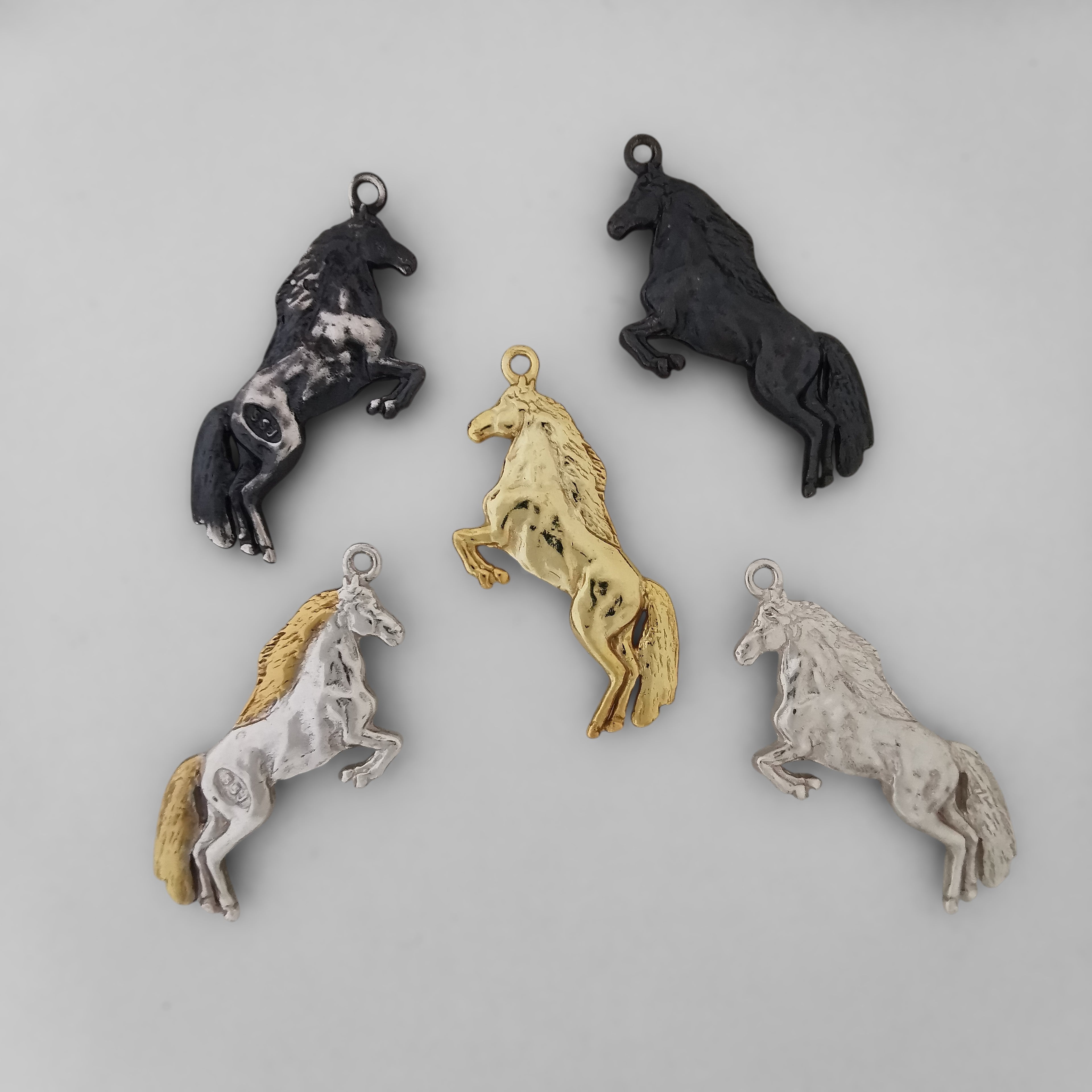 Horse Jewelry Pendant for Men and Women – Silver with Gold Detail 925 Gift – Elegant Sports Accessory for Riders – Necklace