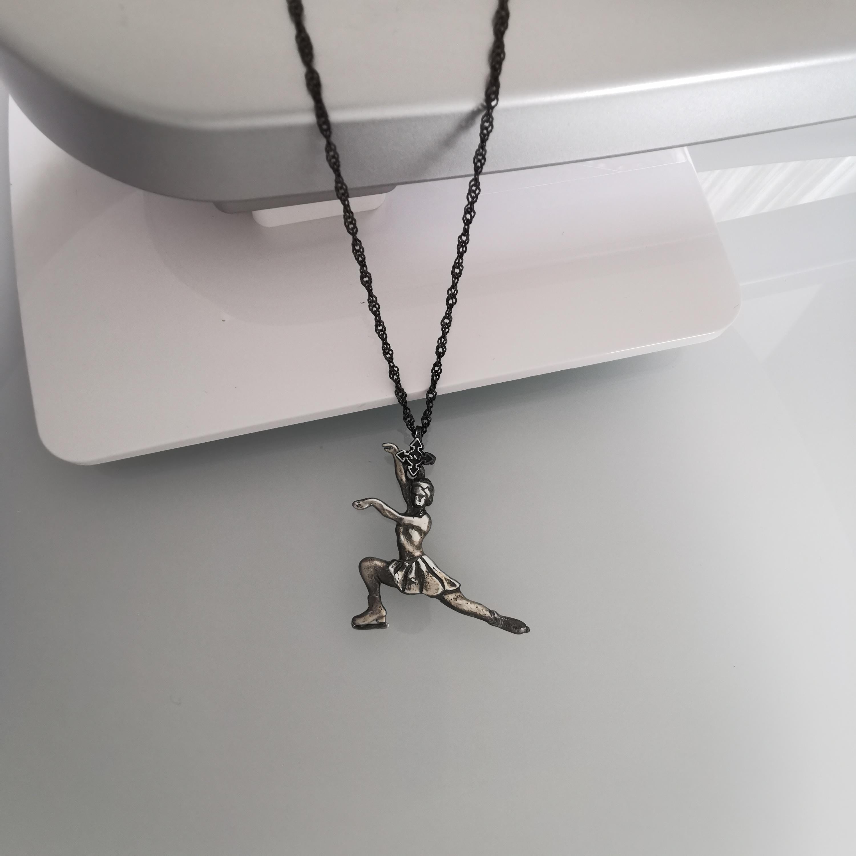 Figure Skating Jewelry Pendant for Women – Vintage Style 925 Silver Gift – Handcrafted Sports Charm for Skaters and Collectors – Necklace