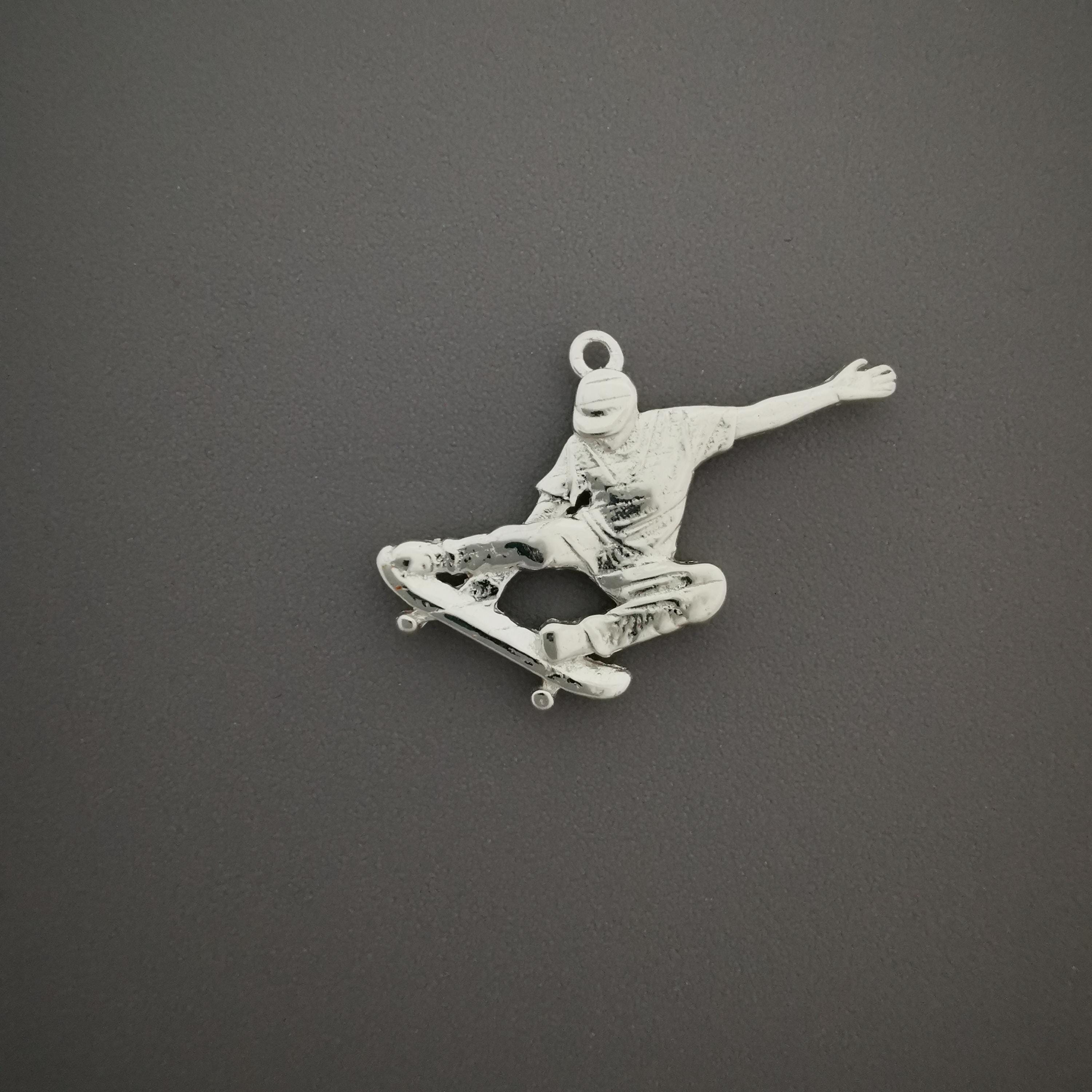 Skateboard Pendant for Men – Classic Silver 925 Sterling Jewelry Gift – Streetwear Charm for Skaters, Teens & Athletes – Necklace