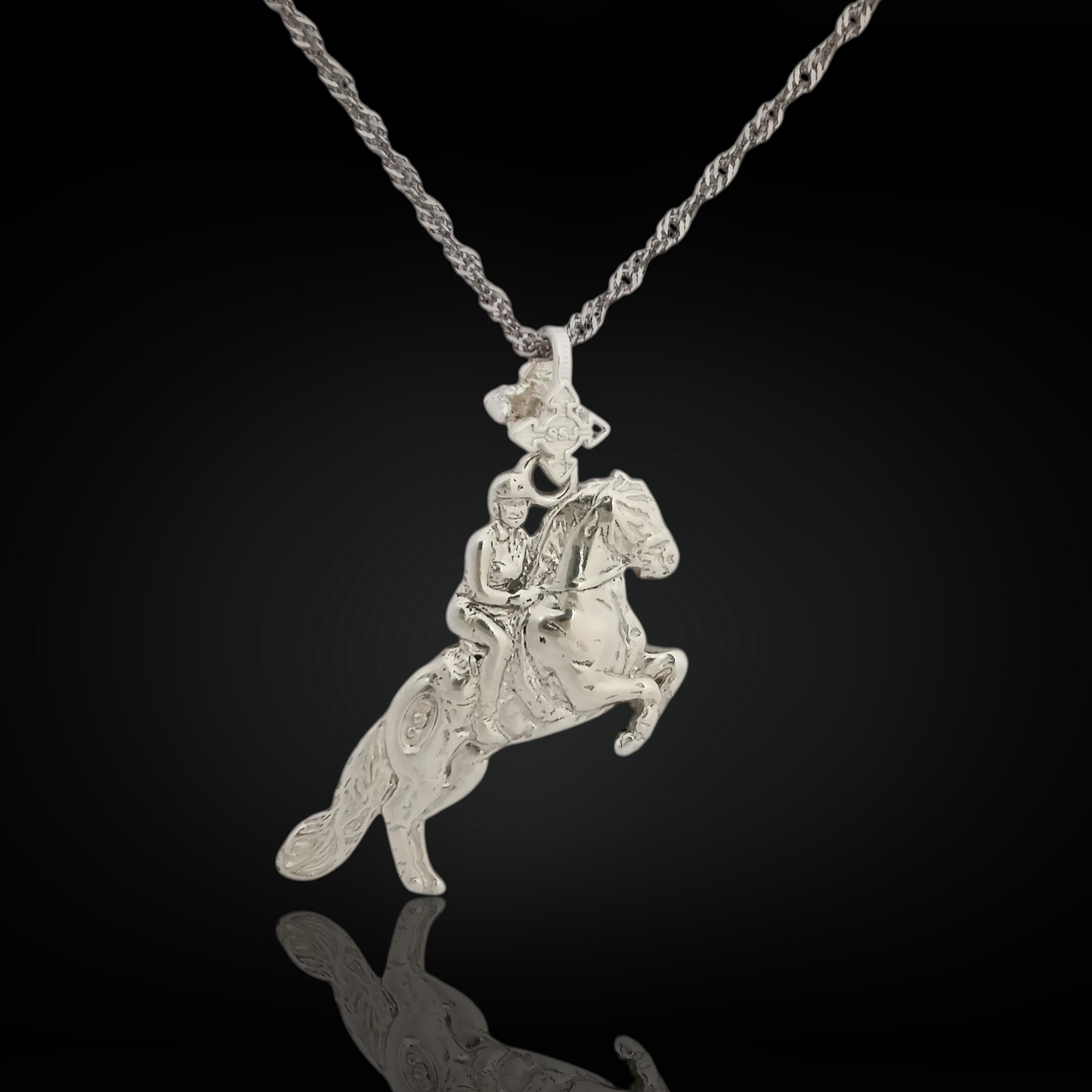 Solid 925 sterling silver equestrian pendant – handcrafted in the EU, perfect for birthdays, graduations, or meaningful milestones in the riding arena.
This elegant pendant captures the harmony, power, and grace of a horse and rider in classical motion. Inspired by the noble traditions of dressage and haute école, it reflects discipline, passion, and timeless equestrian beauty.
