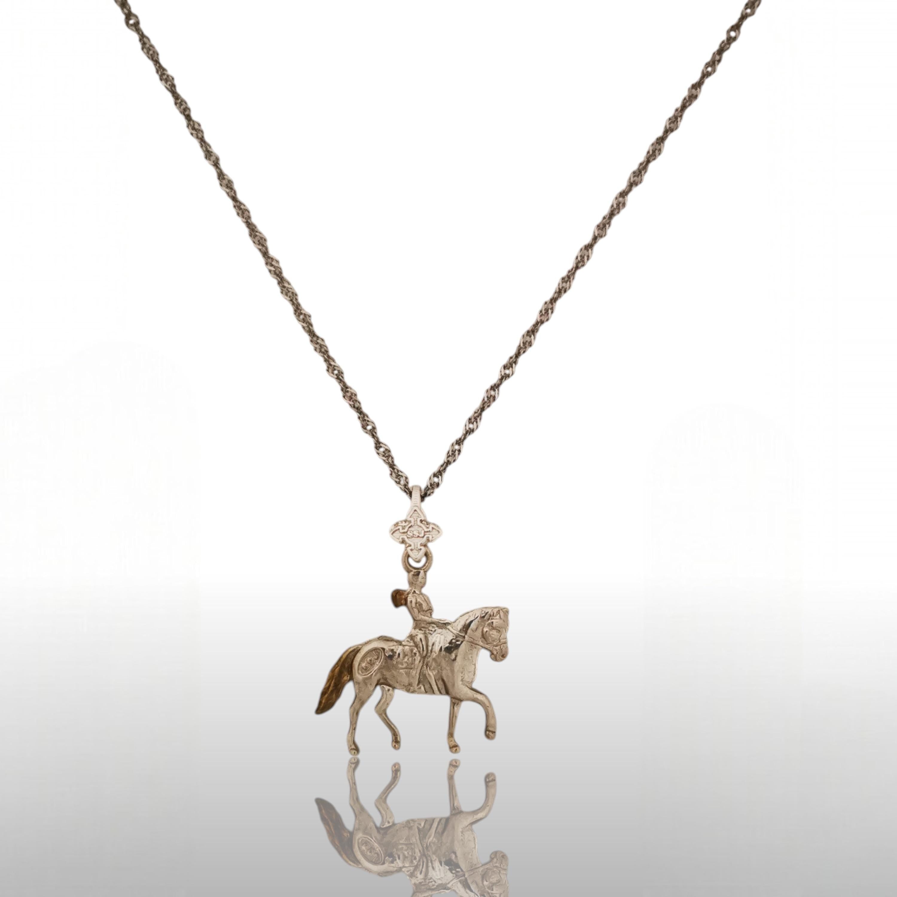 Equestrian Jewelry Pendant for Women – Silver with Gold Detail 925 Gift – Elegant Sports Accessory for Riders – Necklace