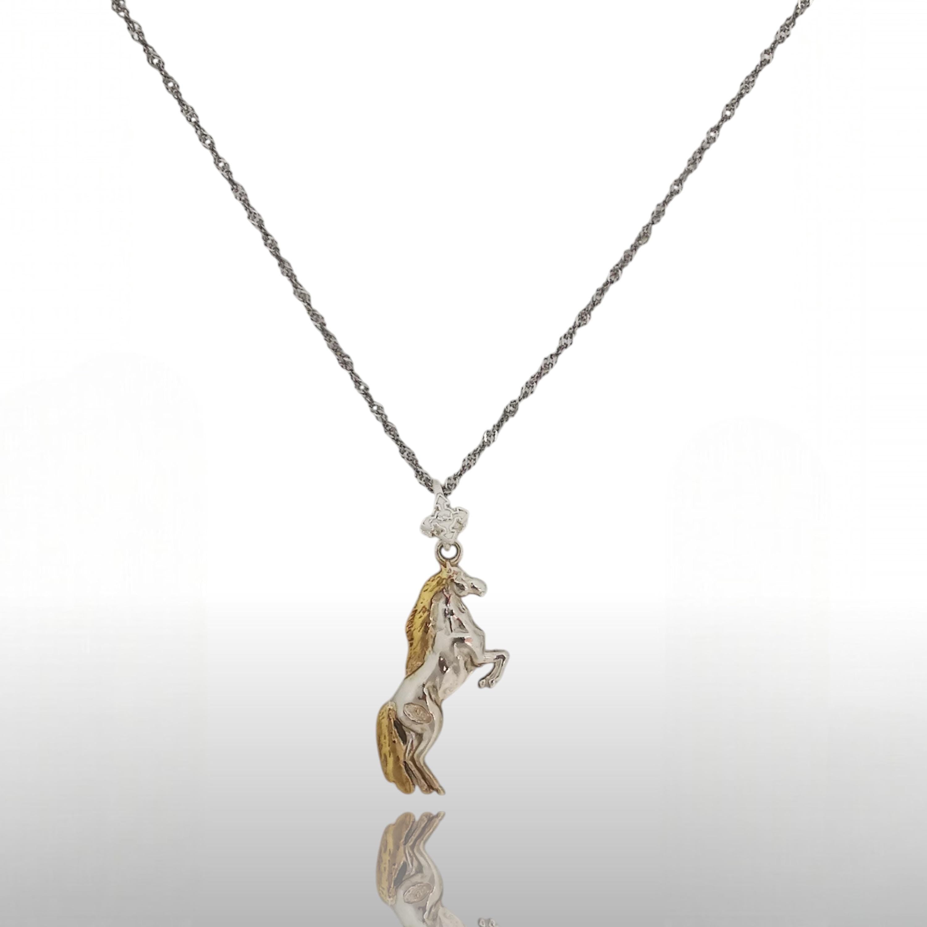 Horse Jewelry Pendant for Men and Women – Silver with Gold Detail 925 Gift – Elegant Sports Accessory for Riders – Necklace