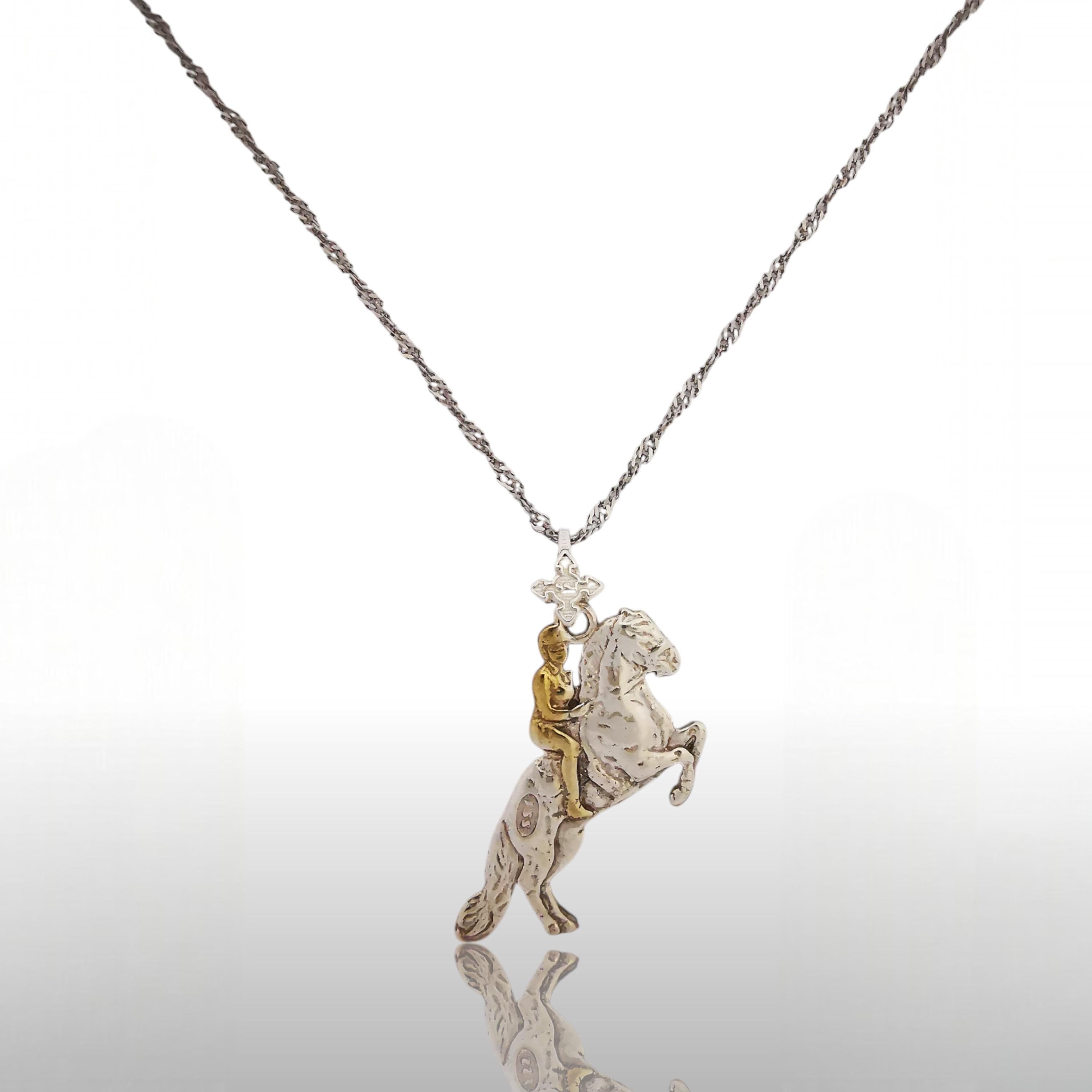 Horse Jewelry Pendant for Women – Silver with Gold Detail 925 Gift – Elegant Equestrian Sports Accessory for Riders – Necklace