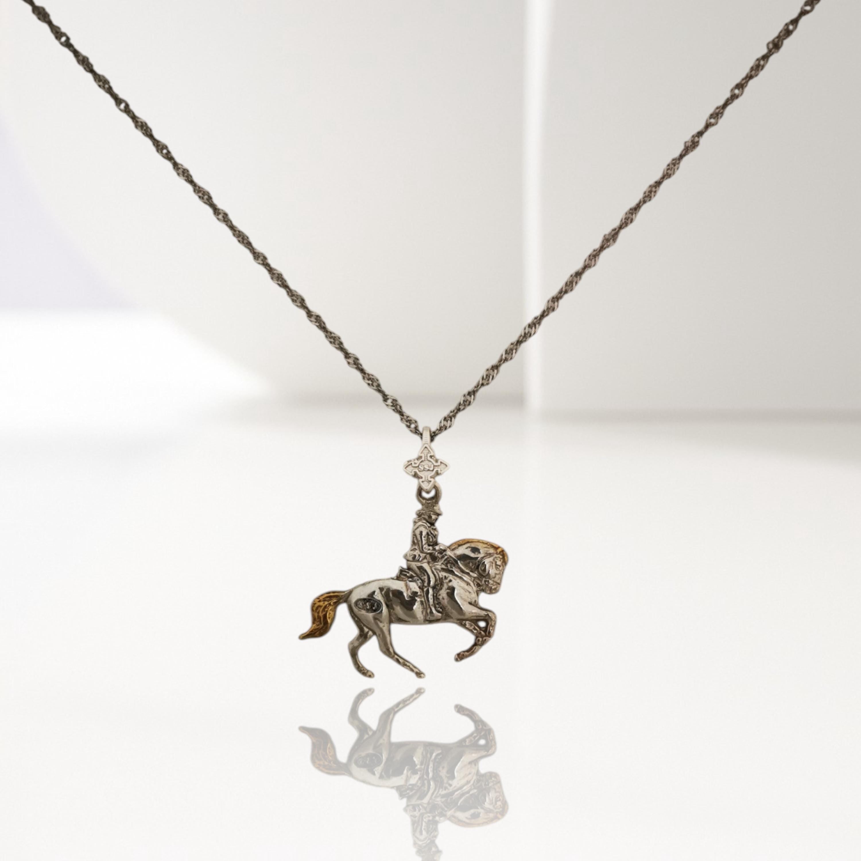 Dressage Jewelry Pendant for Men – Silver with Partial Gold Plating 925 Gift – Equestrian Accessory for Riders and Horse Sport – Necklace