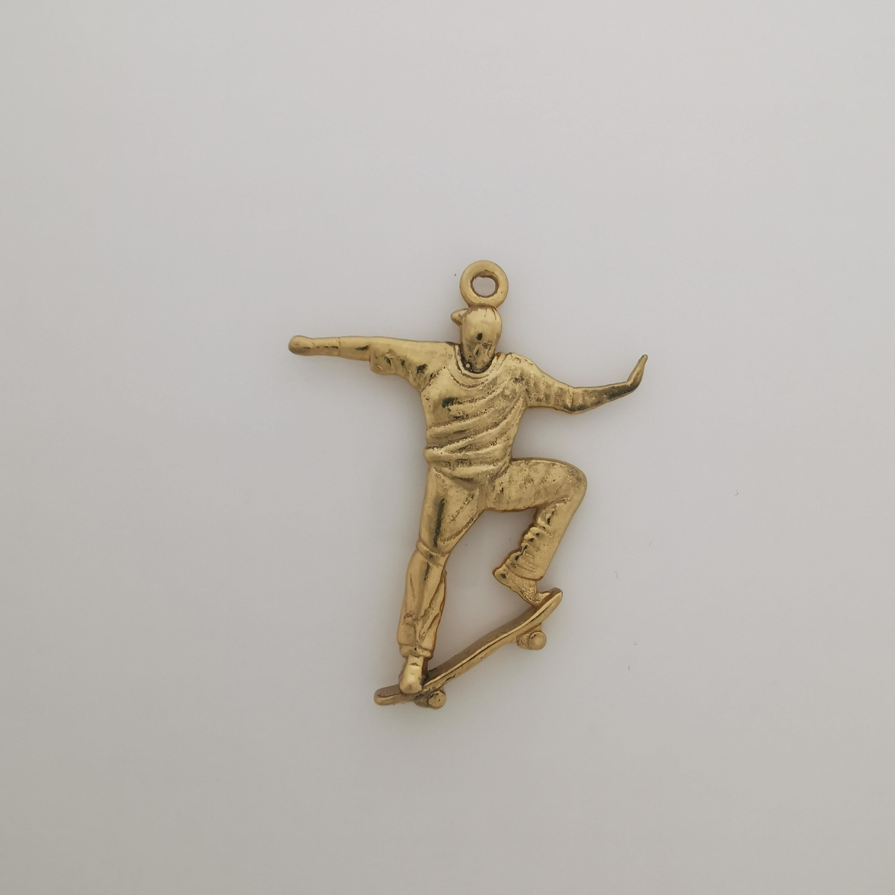Skateboard Pendant for Men & Teen Boys – Gold-Plated 925 Silver Jewelry Gift – Urban Streetwear Charm for Skaters and Athletes – Necklace