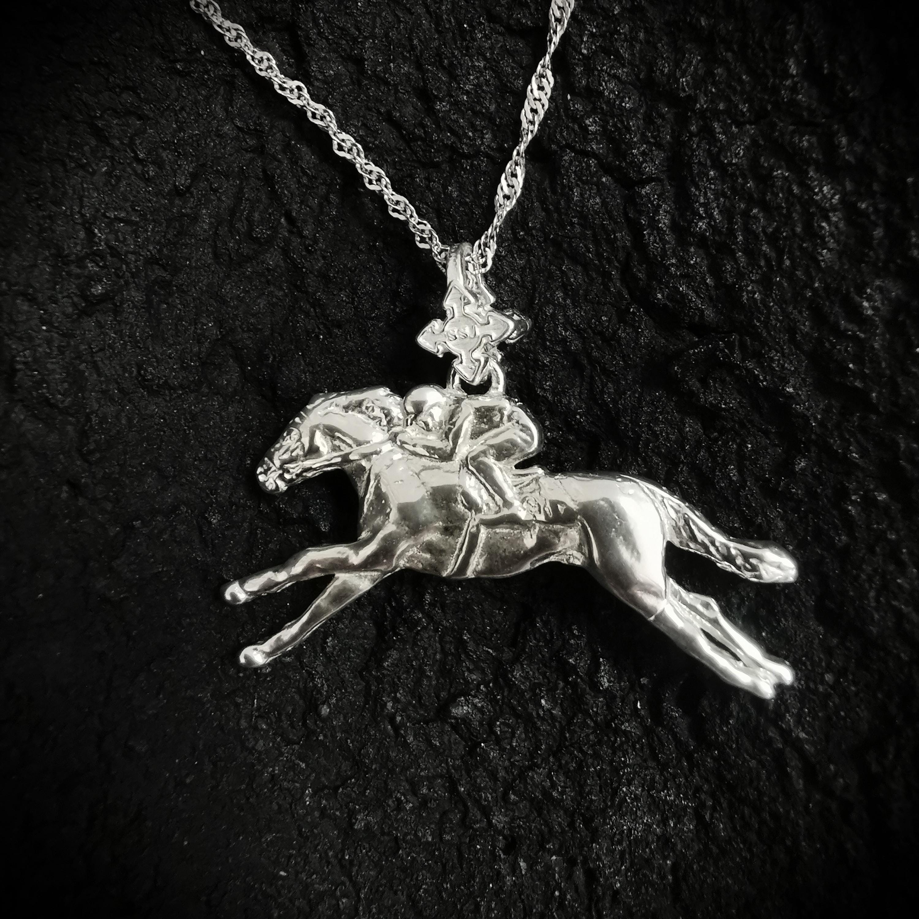 Horse Racing Jewelry Pendant for Men – Classic 925 Sterling Silver Gift – Handcrafted Sports Accessory for Riders – Necklace