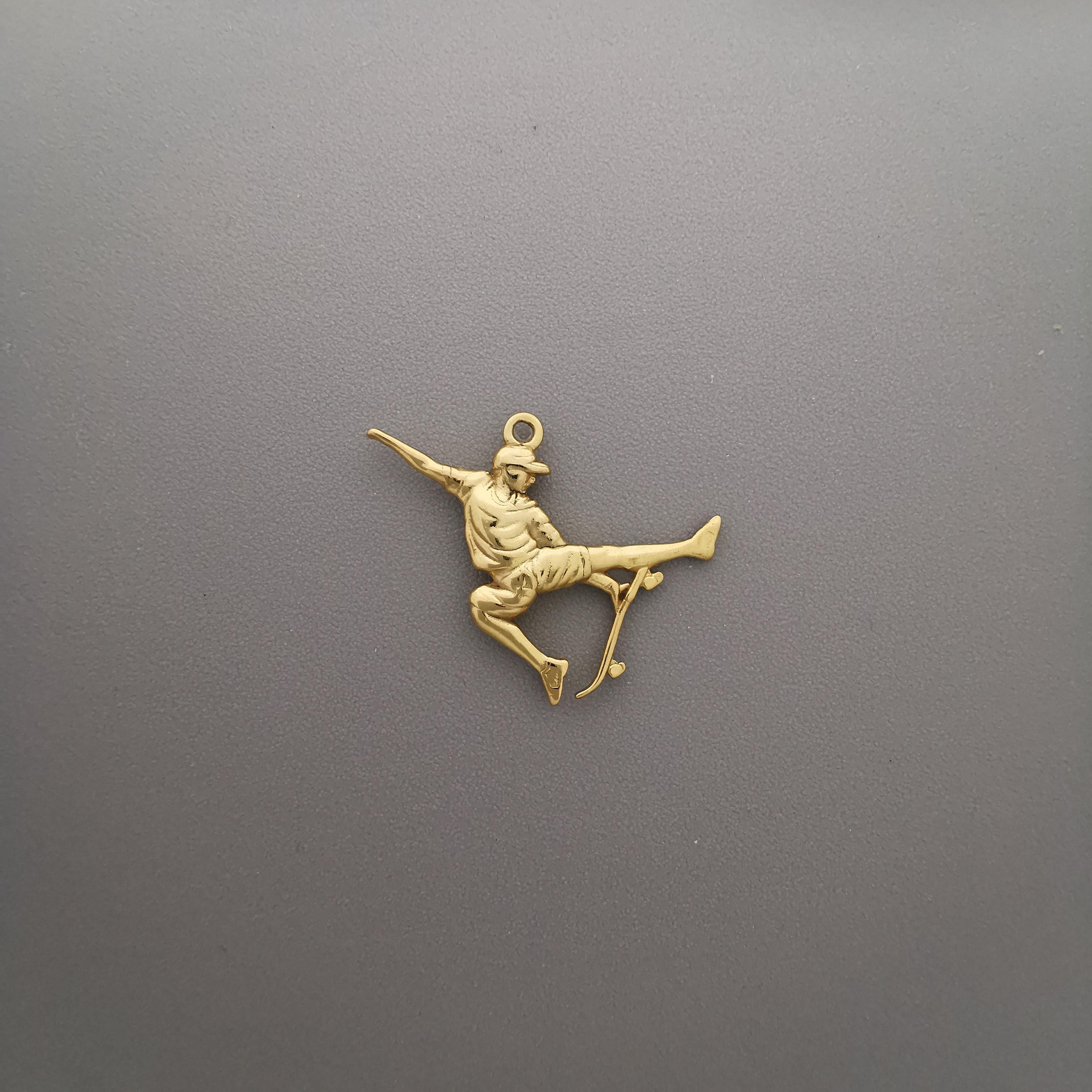 Skateboarding Jewelry Pendant for Men and Teen Boys – Gold-Plated 925 Silver Gift – Handcrafted Street Sports Accessory – Necklace