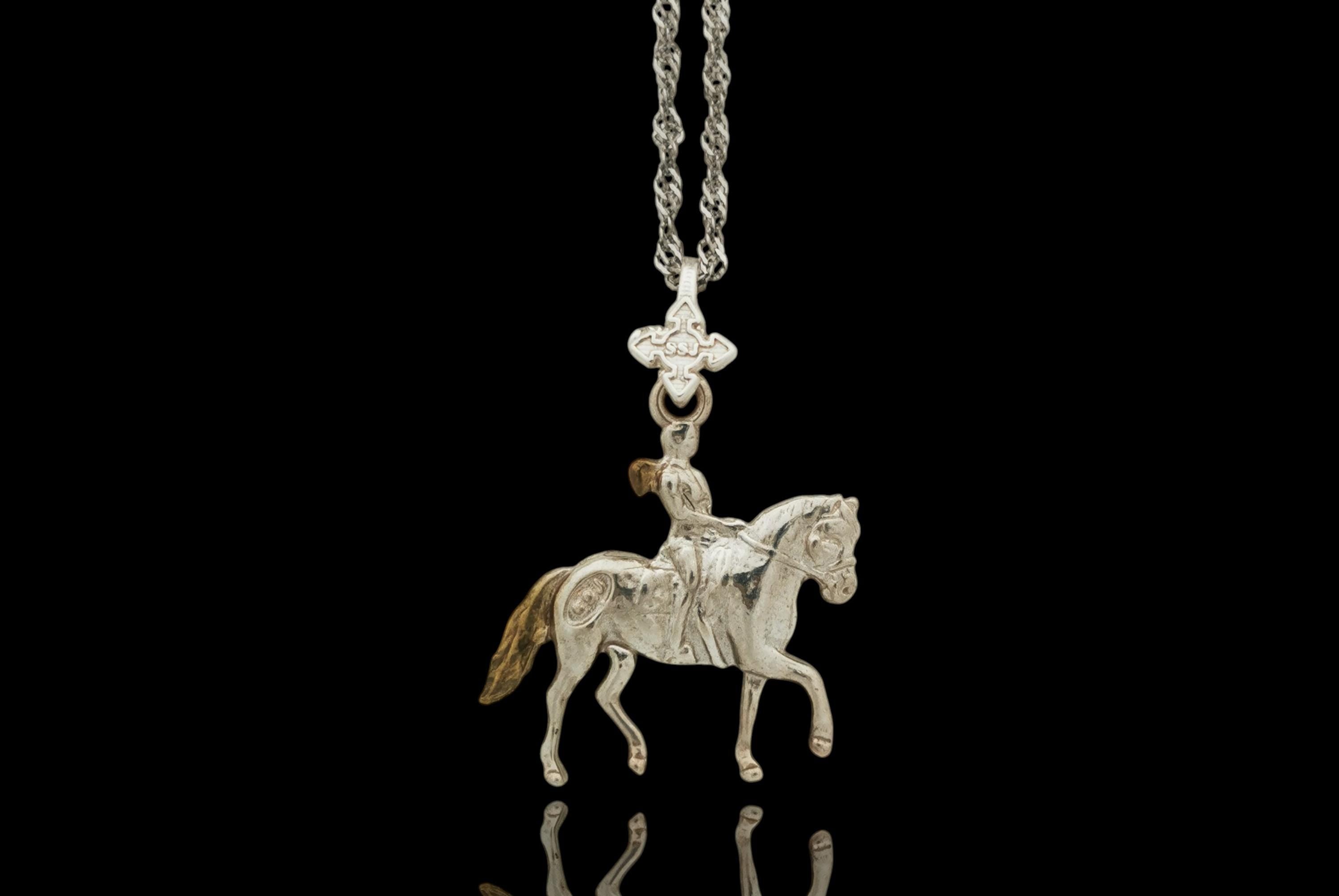 Equestrian Jewelry Pendant for Women – Silver with Gold Detail 925 Gift – Elegant Sports Accessory for Riders – Necklace