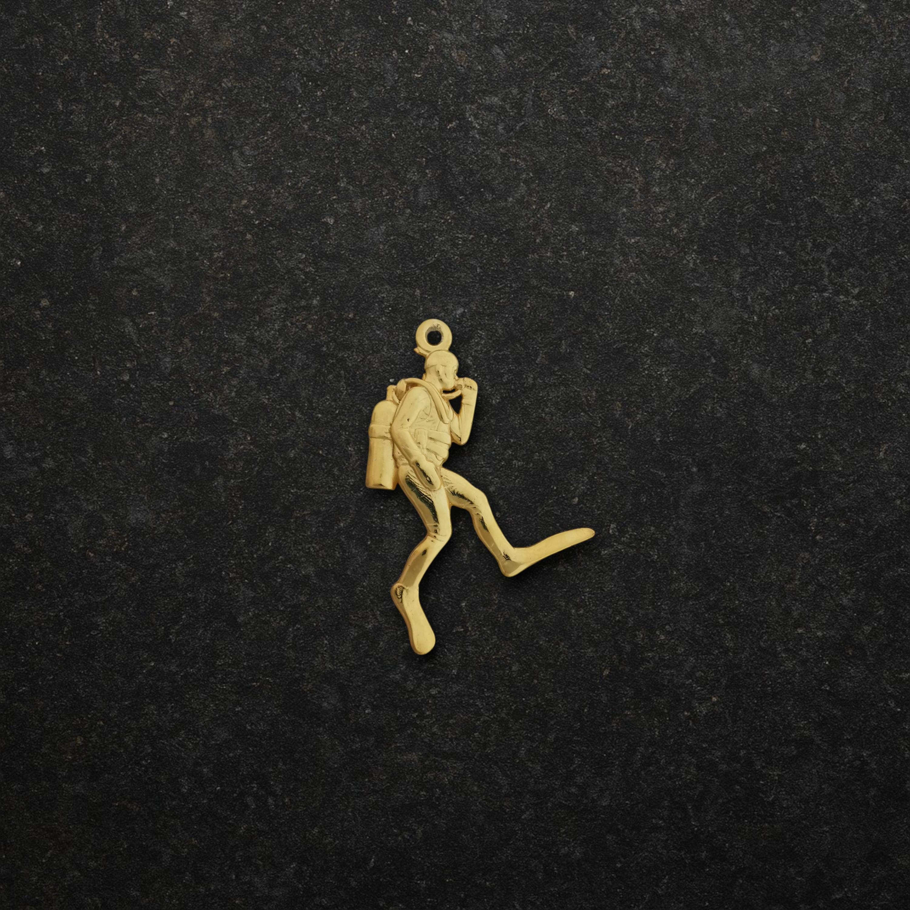 Scuba Diving Jewelry Pendant for Men and Women, Gold-Plated 925 Silver Gift – Handcrafted Diver Charm for Ocean Lovers & Athletes – Necklace