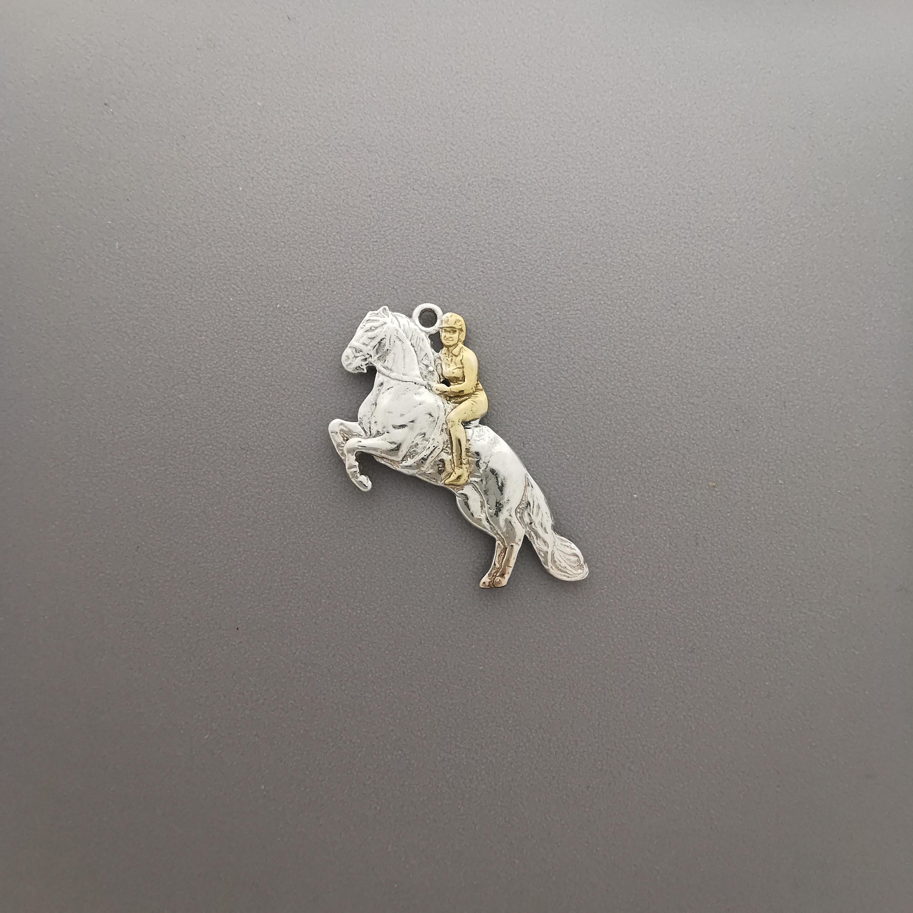Horse Jewelry Pendant for Women – Silver with Gold Detail 925 Gift – Elegant Equestrian Sports Accessory for Riders – Necklace