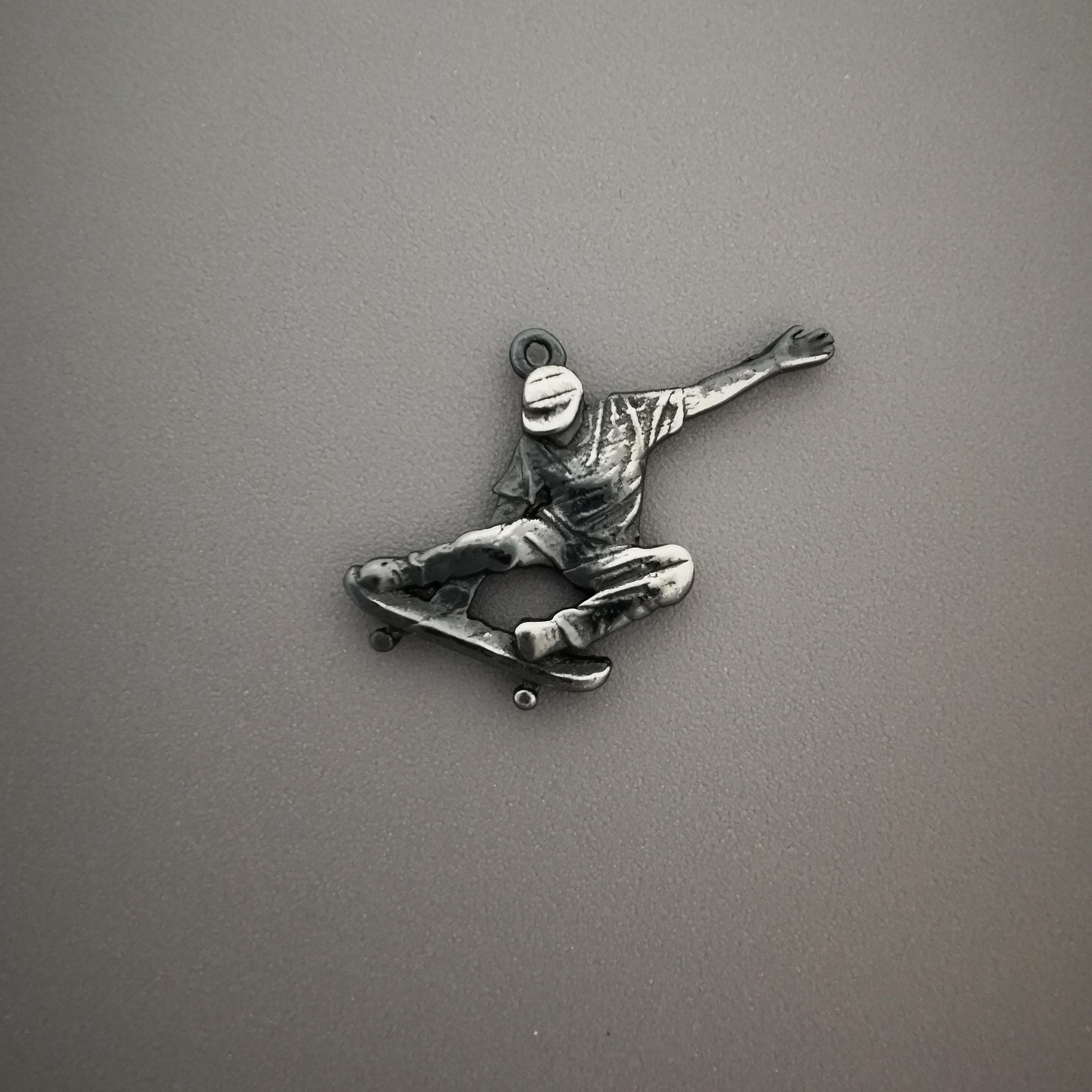 Vintage style skateboard necklace for men and teen boys handcrafted from 925 sterling silver with an antiqued finish – a rugged pendant designed for skaters, freestyle riders, and fans of classic streetwear culture. The aged surface and bold form capture the essence of movement, grit, and individuality.
This timeless piece channels street energy with a raw, expressive vibe. Built to stand out, it’s perfect for those who ride with attitude, live with confidence, and never stop pushing forward.