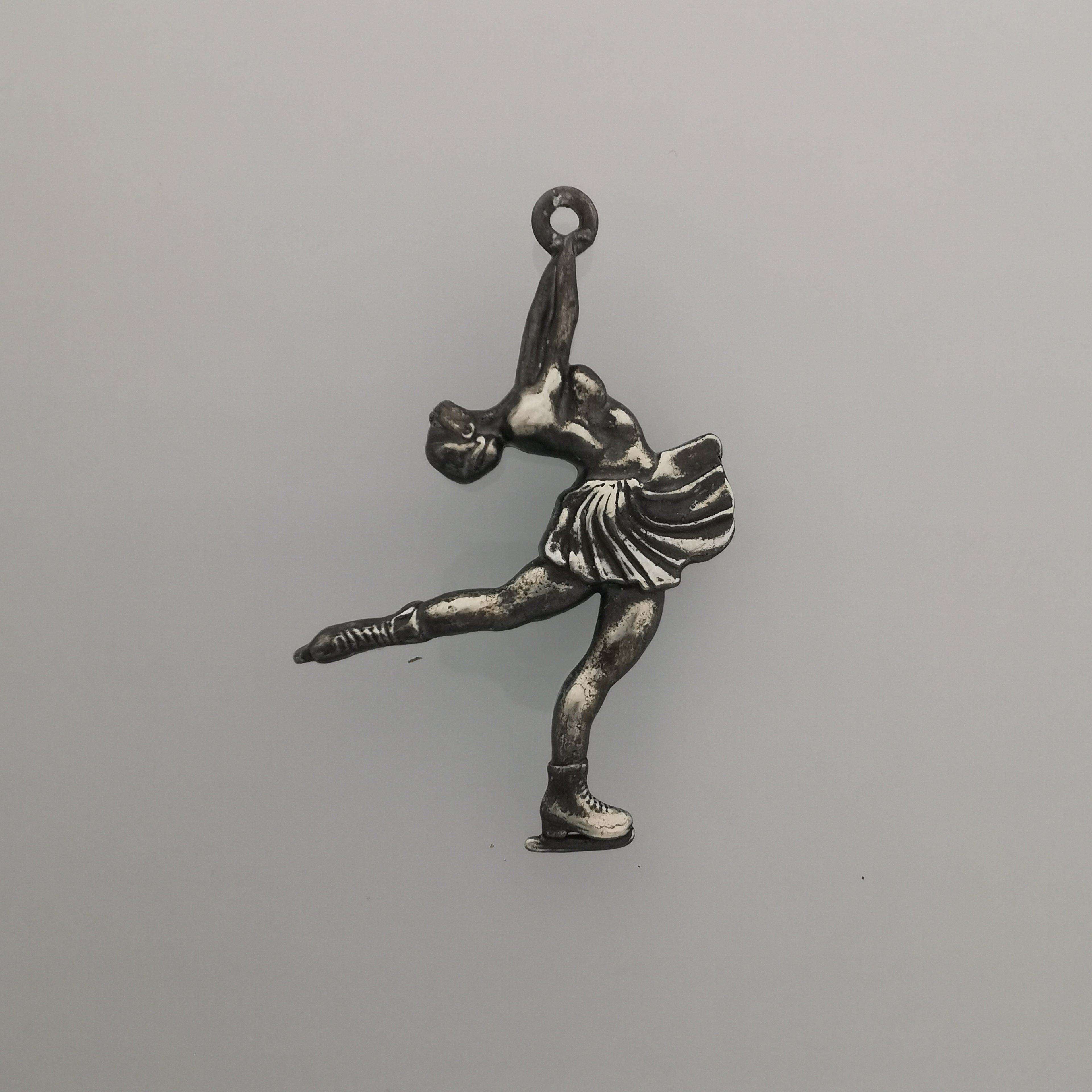 Figure Skating Jewelry Pendant for Women – Gold-Plated 925 Silver Gift – Handcrafted Sport Charm for Ladies on Ice – Necklace