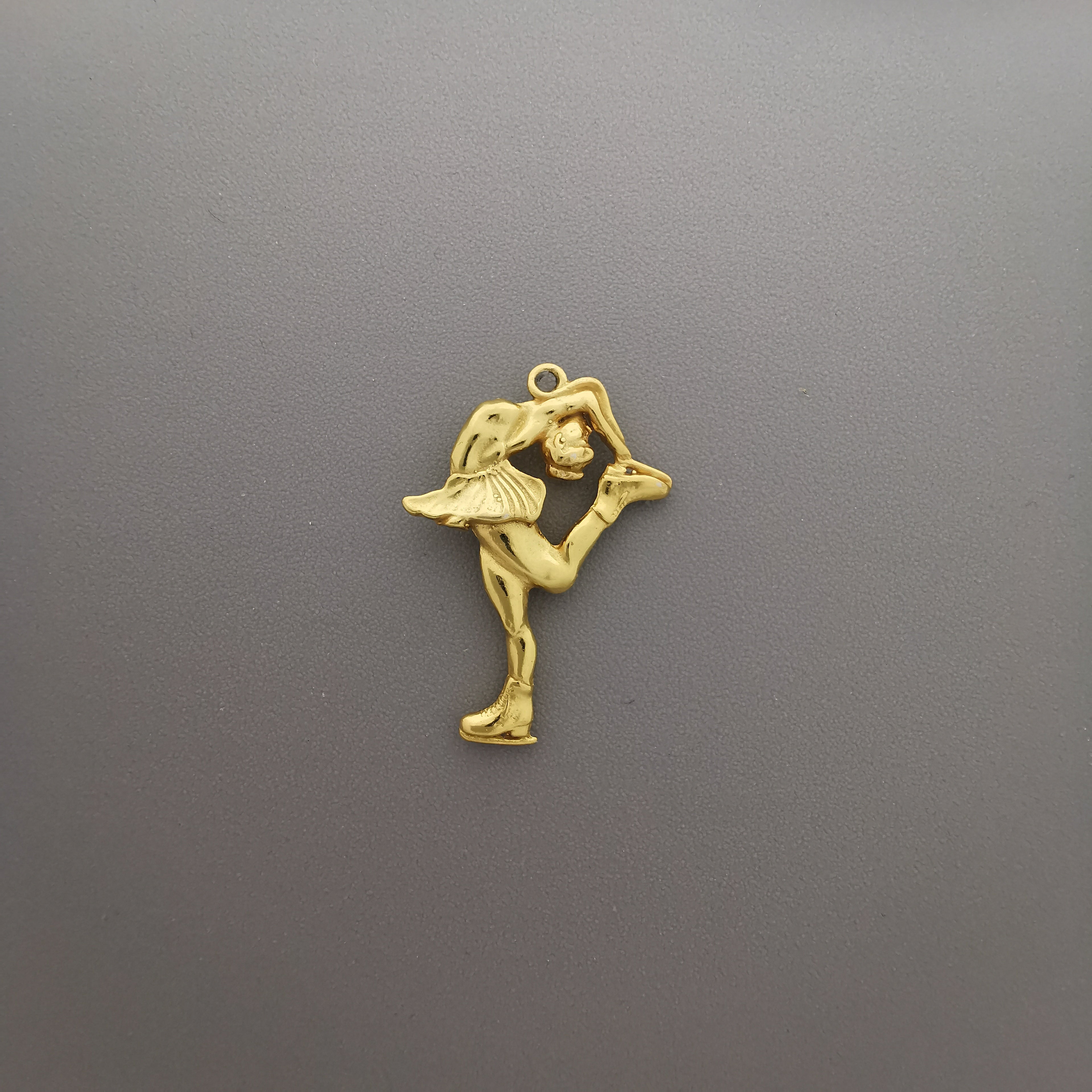 Figure Skating Jewelry Pendant for Women – Gold-Plated 925 Silver Gift – Luxurious Sports Charm for Skaters and Fans – Necklace