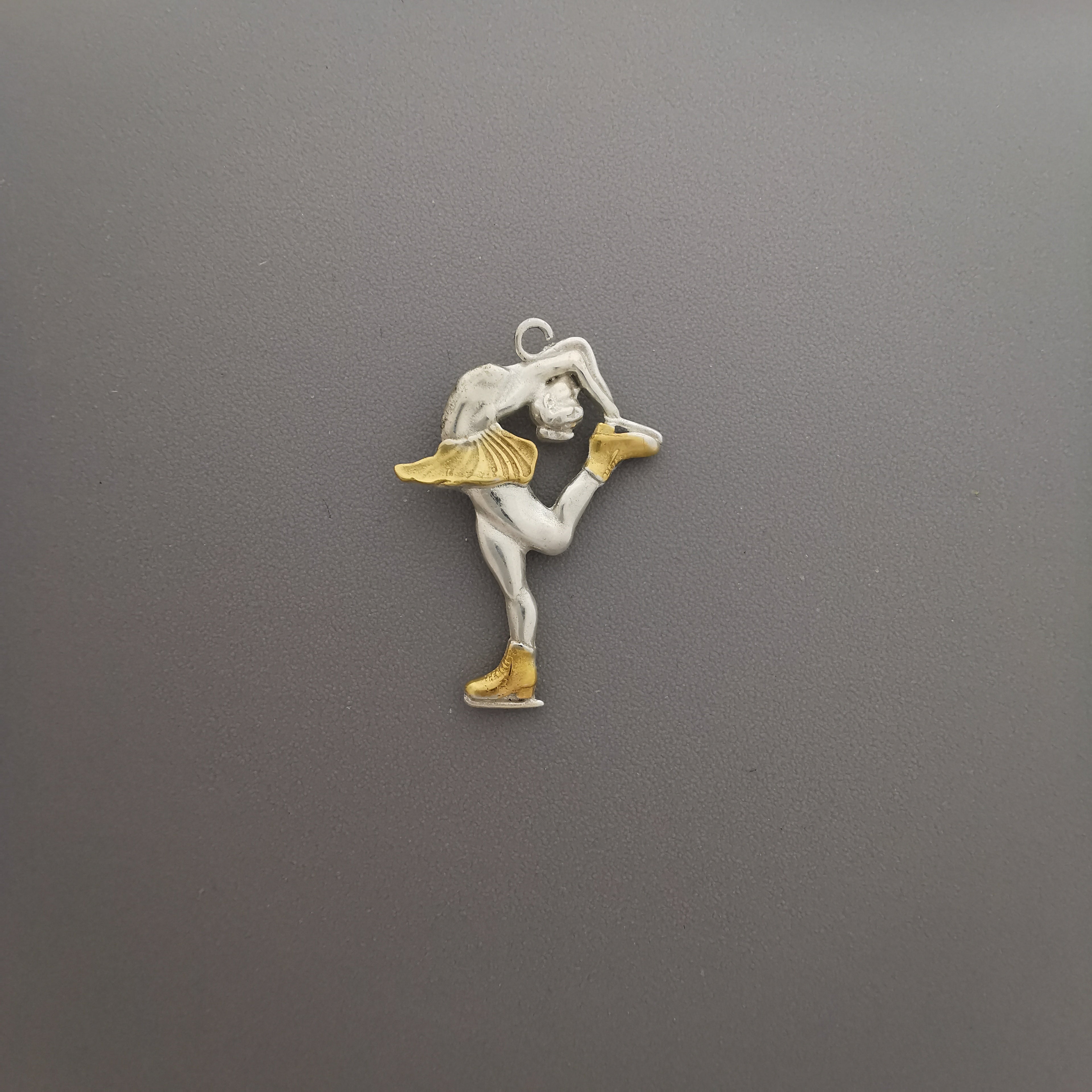 Figure Skating Jewelry Pendant for Women – Gold-Plated 925 Silver Gift – Luxurious Sports Charm for Skaters and Fans – Necklace