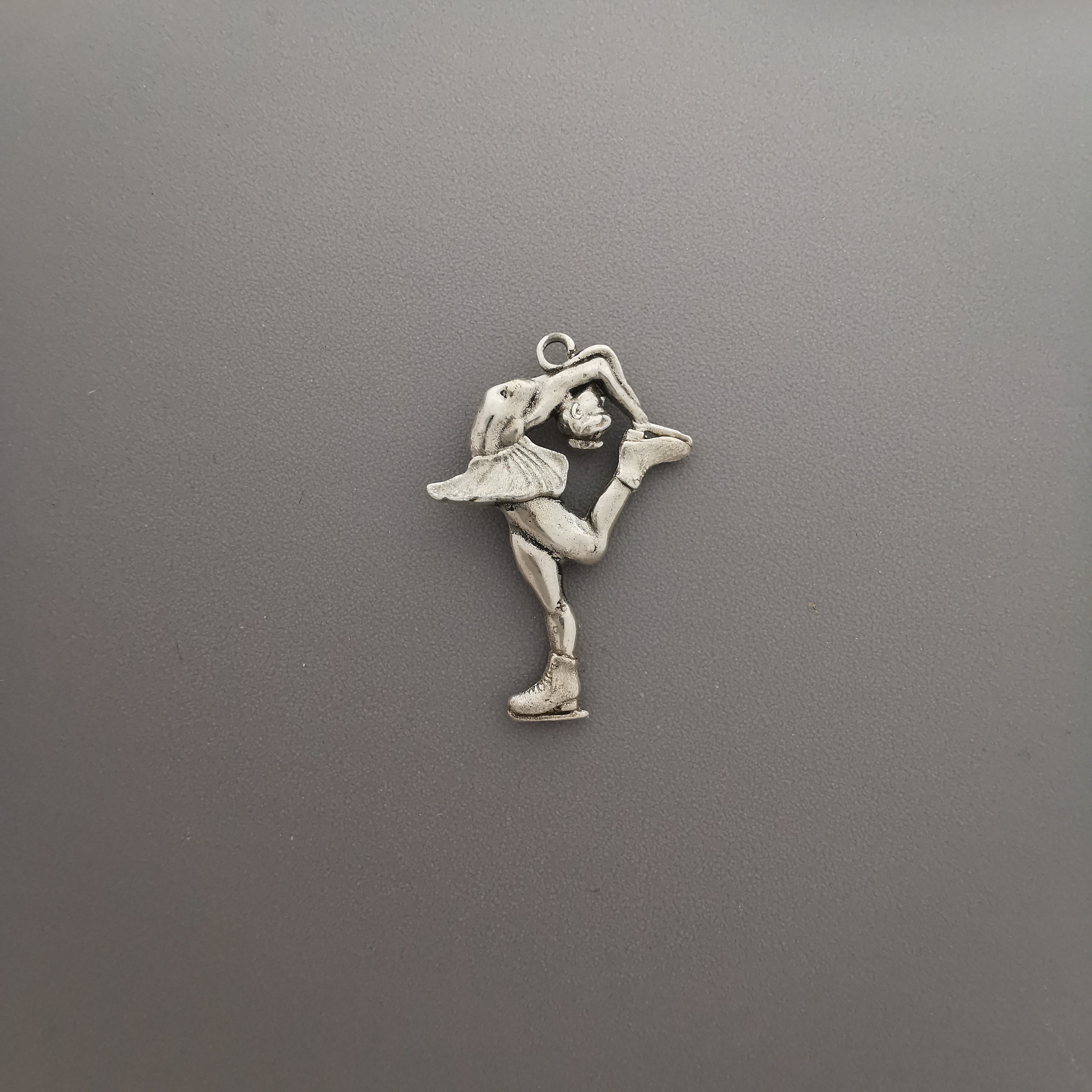 Figure Skating Jewelry Pendant for Women – Gold-Plated 925 Silver Gift – Luxurious Sports Charm for Skaters and Fans – Necklace