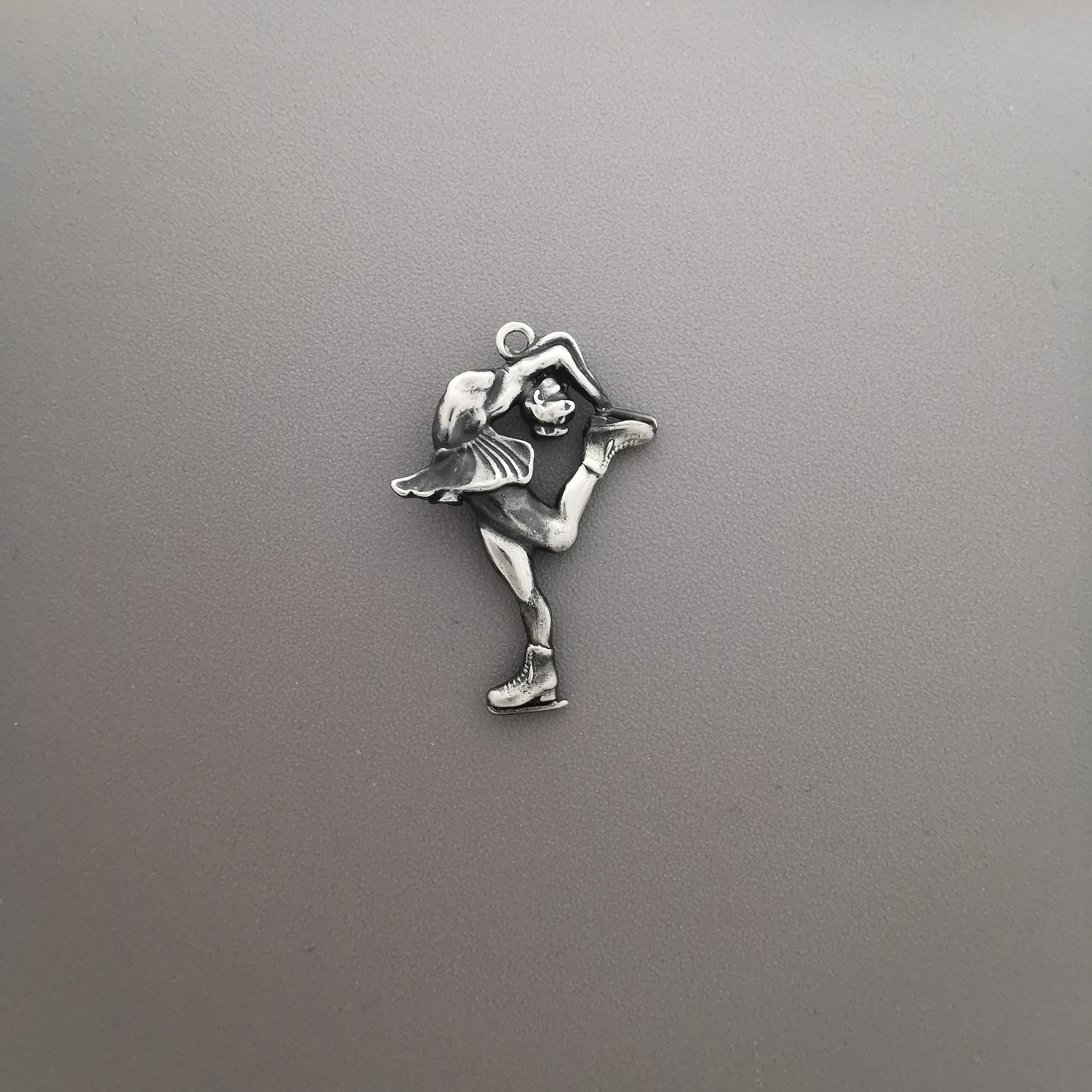 Figure Skating Jewelry Pendant for Women – Gold-Plated 925 Silver Gift – Luxurious Sports Charm for Skaters and Fans – Necklace