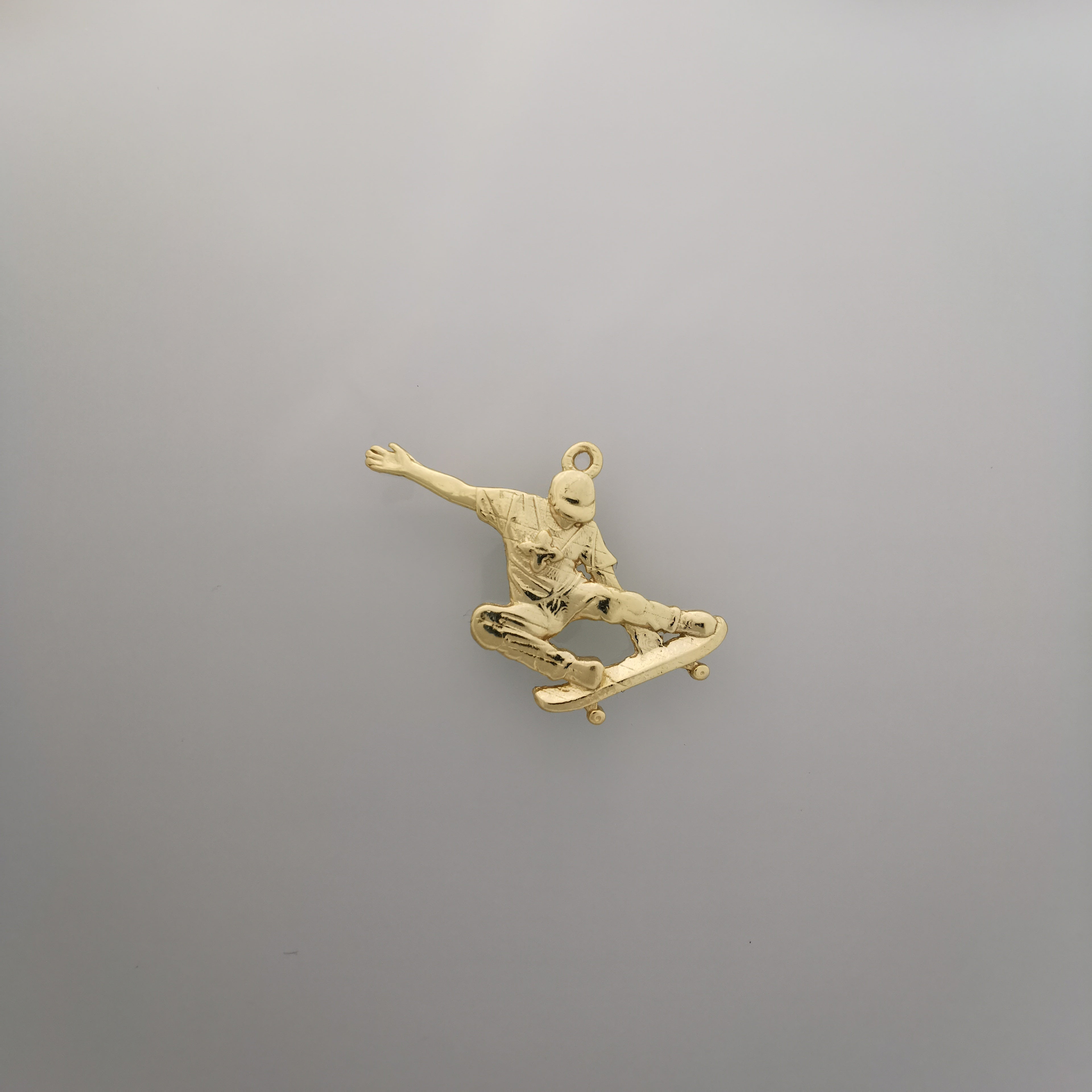 Skateboard Jewelry Pendant for Men – Silver with Gold Detail 925 Gift – Sports Accessory for Skaters and Teen Boys – Necklace