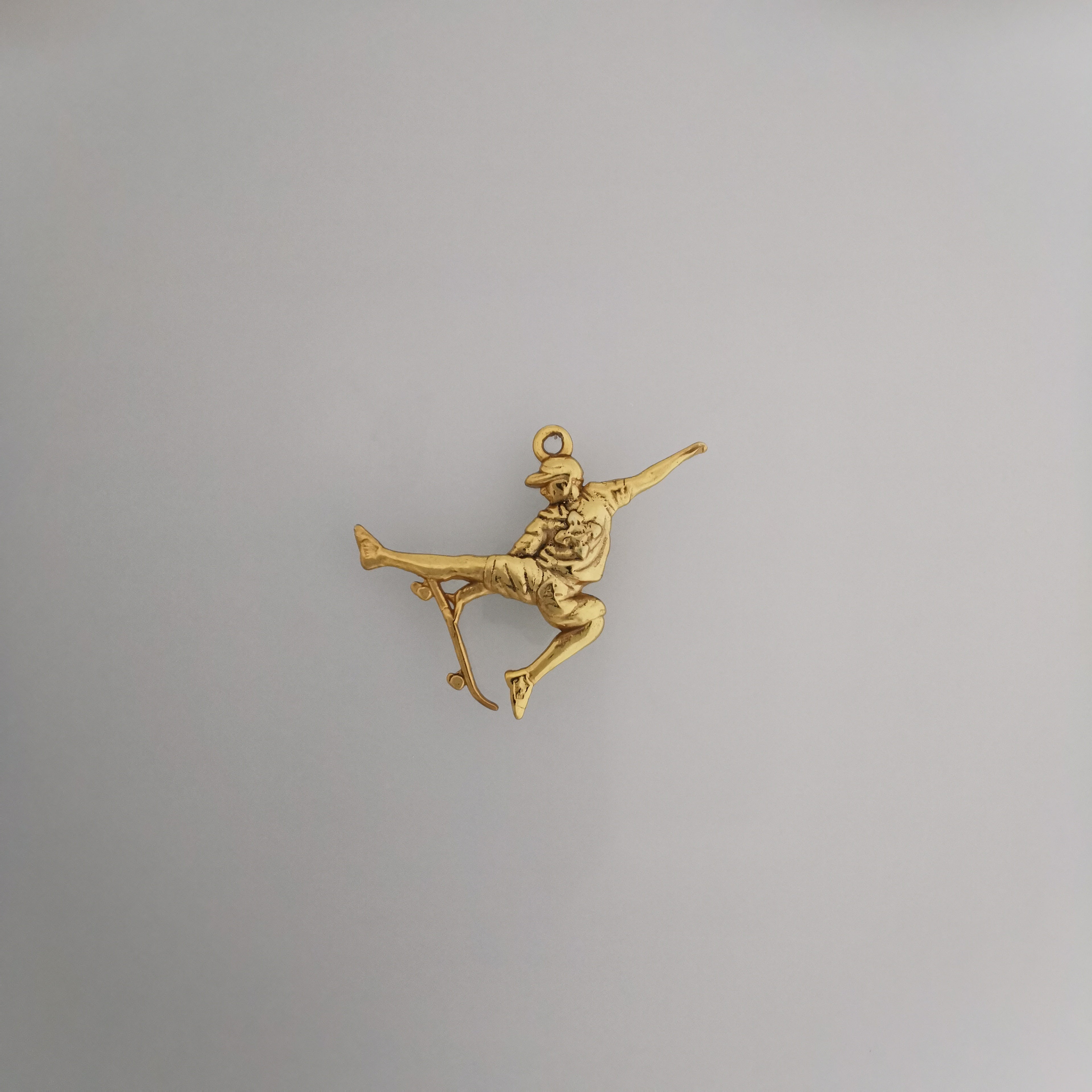 Skateboarding Jewelry Pendant for Men and Teen Boys – 925 Silver with Partial Gold Plating, Handcrafted Gift Necklace for Skaters and Riders