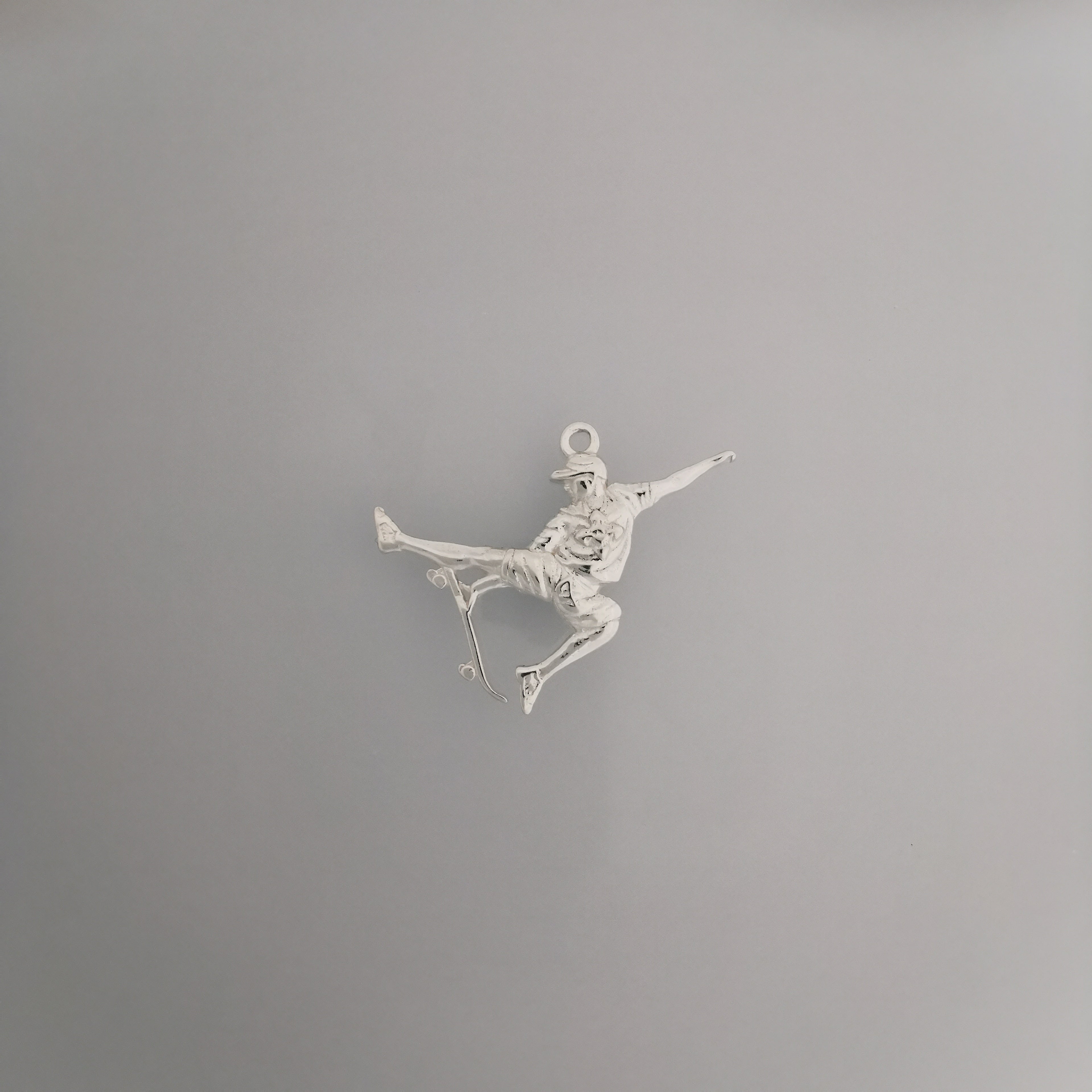 Skateboarding Jewelry Pendant for Men and Teen Boys – 925 Silver with Partial Gold Plating, Handcrafted Gift Necklace for Skaters and Riders
