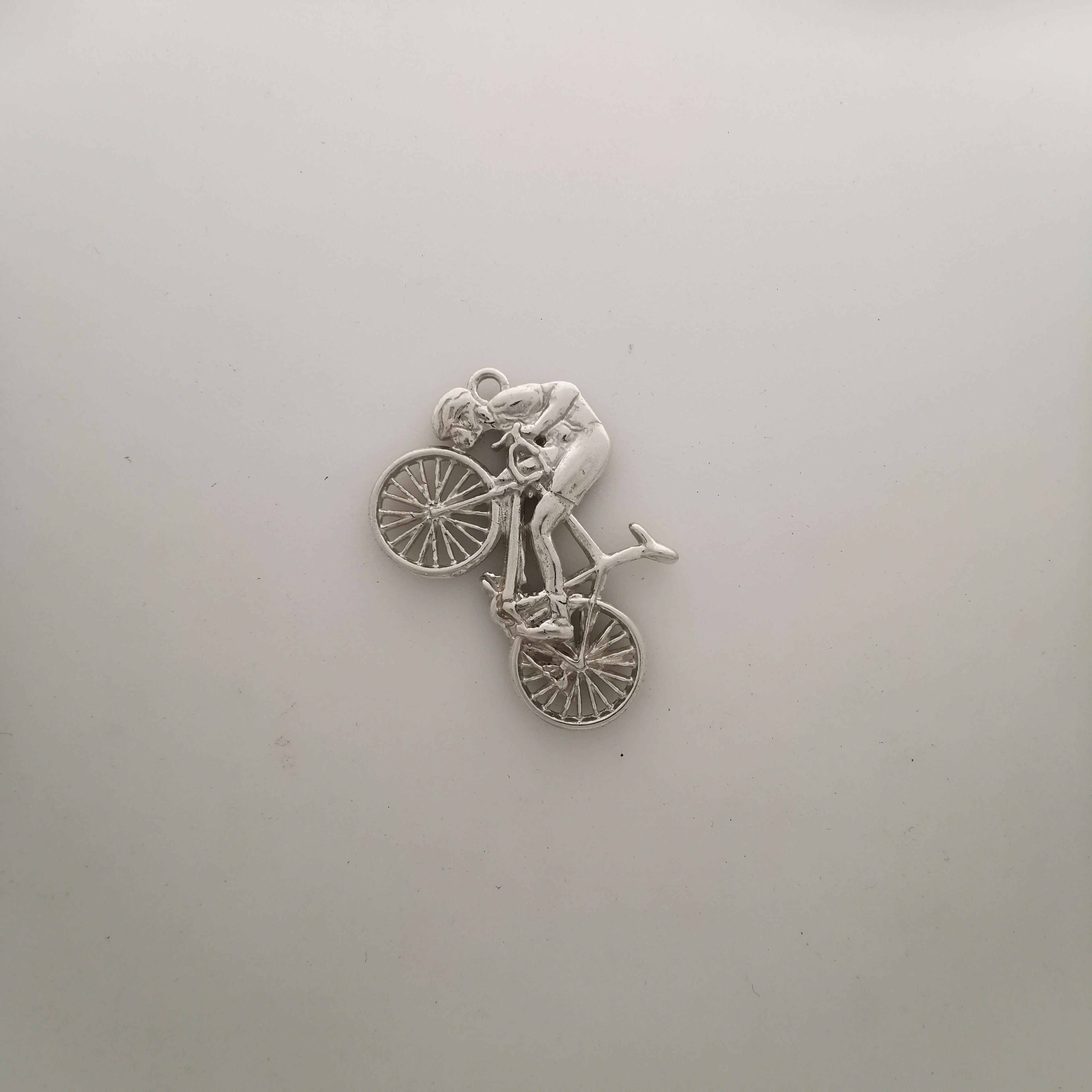 Cycling Jewelry Pendant for Men – Gold-Plated 925 Silver Gift – Handcrafted Sports Accessory for Cyclists and Athletes – Necklace
