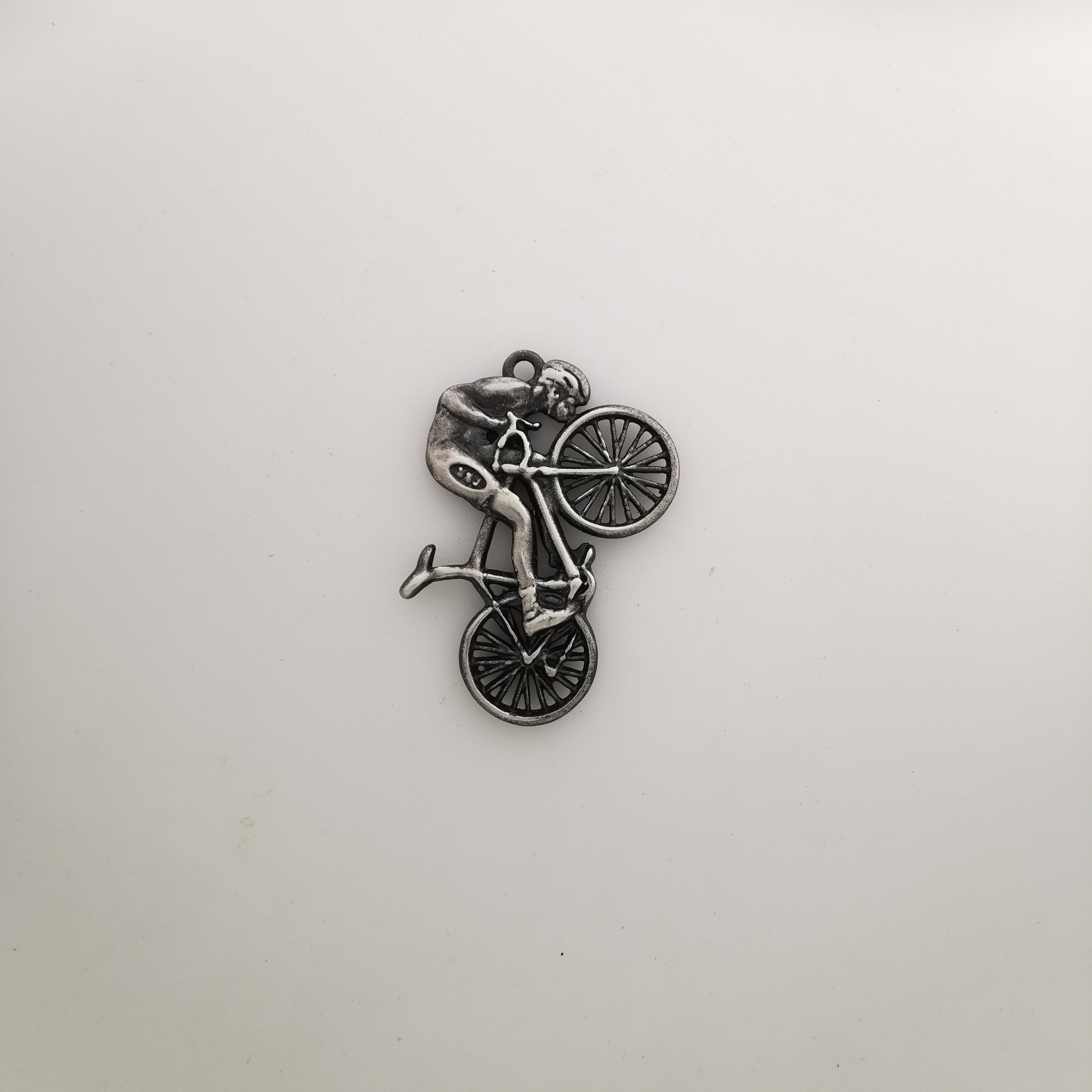 Cycling Jewelry Pendant for Men – Gold-Plated 925 Silver Gift – Handcrafted Sports Accessory for Cyclists and Athletes – Necklace