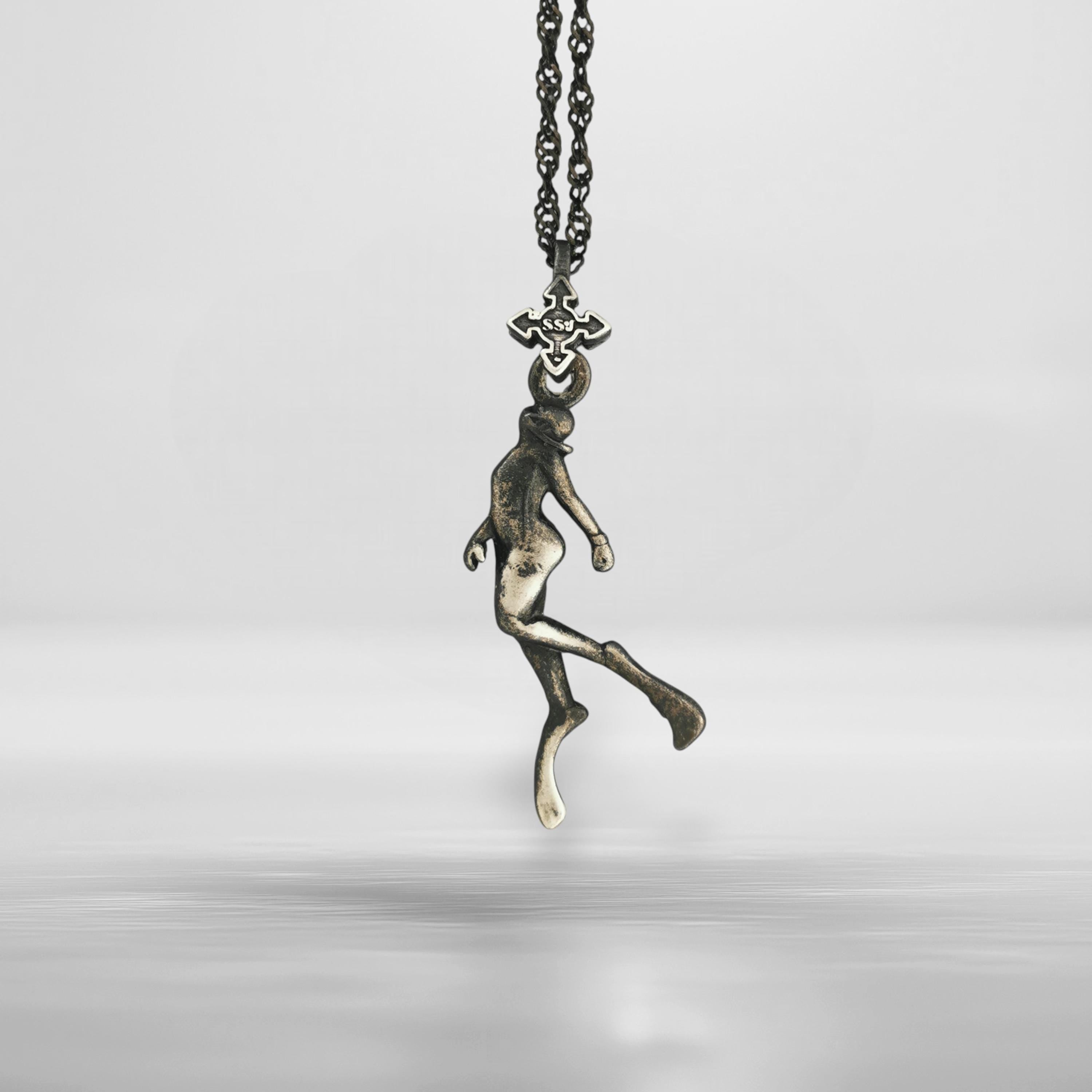 Vintage-style diving necklace for women — an antiqued 925 silver pendant capturing elegance, freedom, and the timeless pull of the ocean.
Finished with a soft vintage patina, this sculpted female diver floats mid-motion, symbolizing grace, strength, and peaceful determination. Ideal for those drawn to nostalgic beauty, ocean depth, and personal meaning — a tribute to spirit and sea.