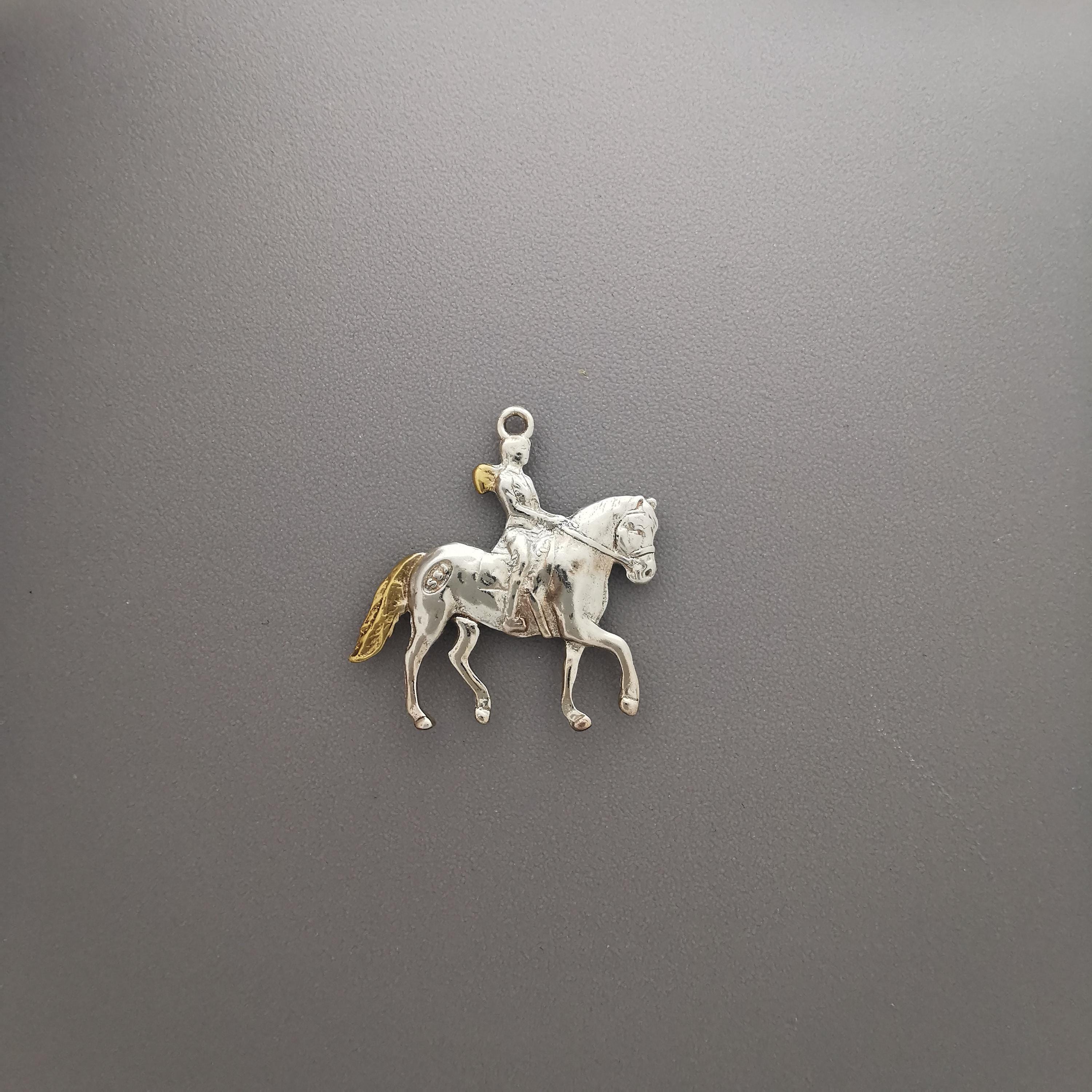 Equestrian Jewelry Pendant for Women – Silver with Gold Detail 925 Gift – Elegant Sports Accessory for Riders – Necklace