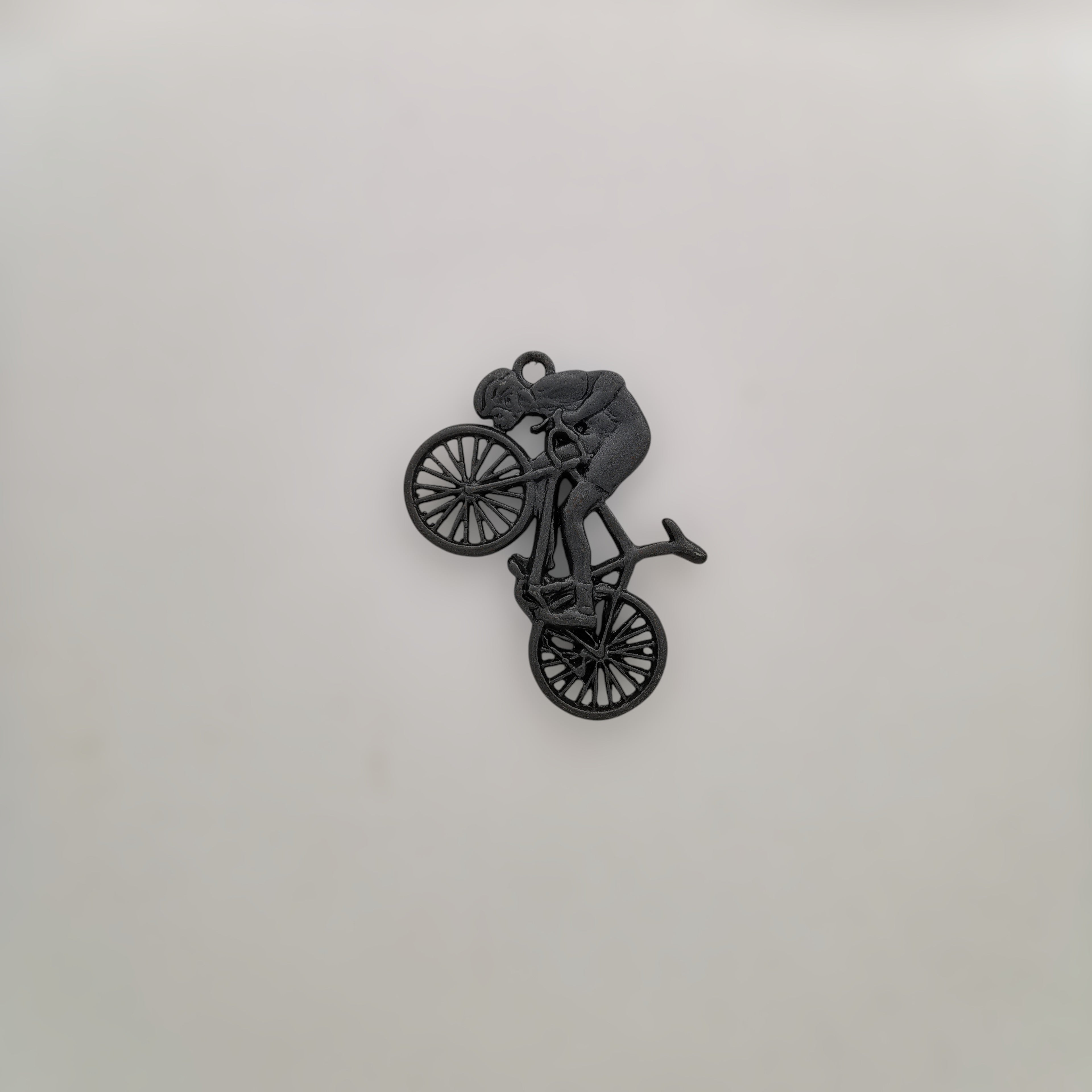 Cycling Jewelry Pendant for Men – Gold-Plated 925 Silver Gift – Handcrafted Sports Accessory for Cyclists and Athletes – Necklace