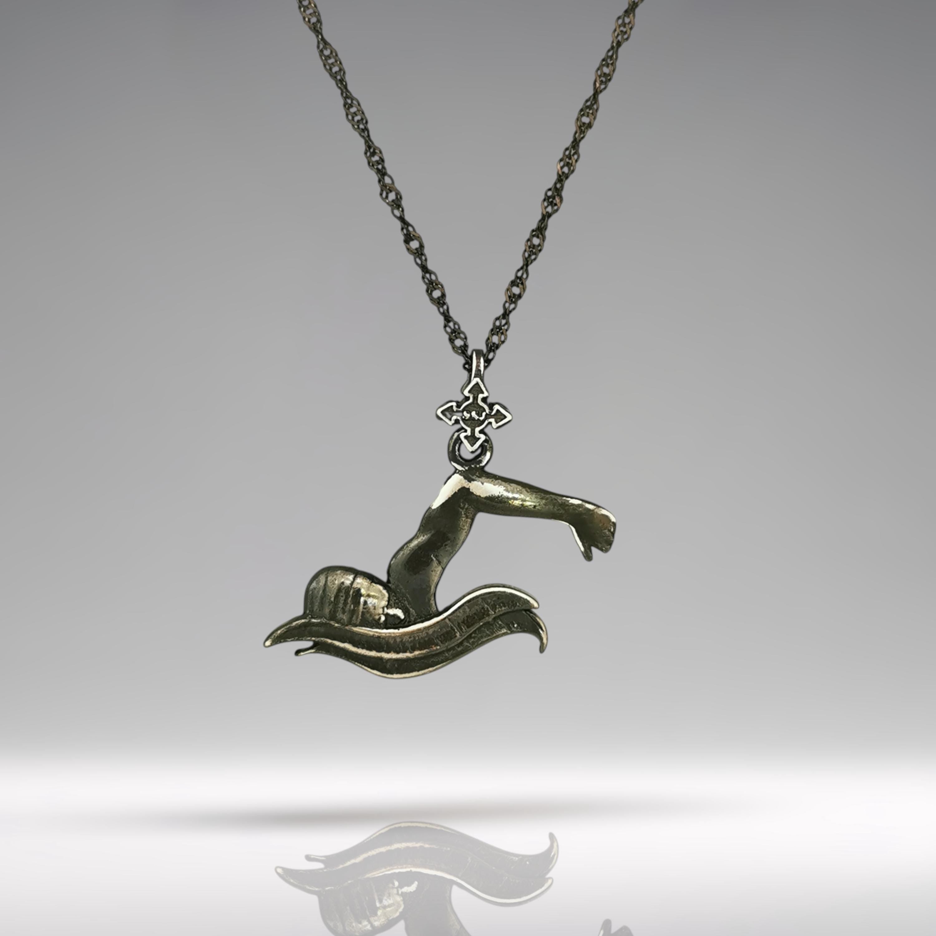 Vintage-style breaststroke pendant in patinated 925 sterling silver — a bold and meaningful piece crafted for men and boys who thrive in the water.
The design shows a male swimmer in the middle of a powerful breaststroke glide — composed, driven, and precise. The antique finish brings nostalgic charm and depth, perfect for swim enthusiasts who honor tradition and discipline. A timeless symbol of training, performance, and aquatic confidence.