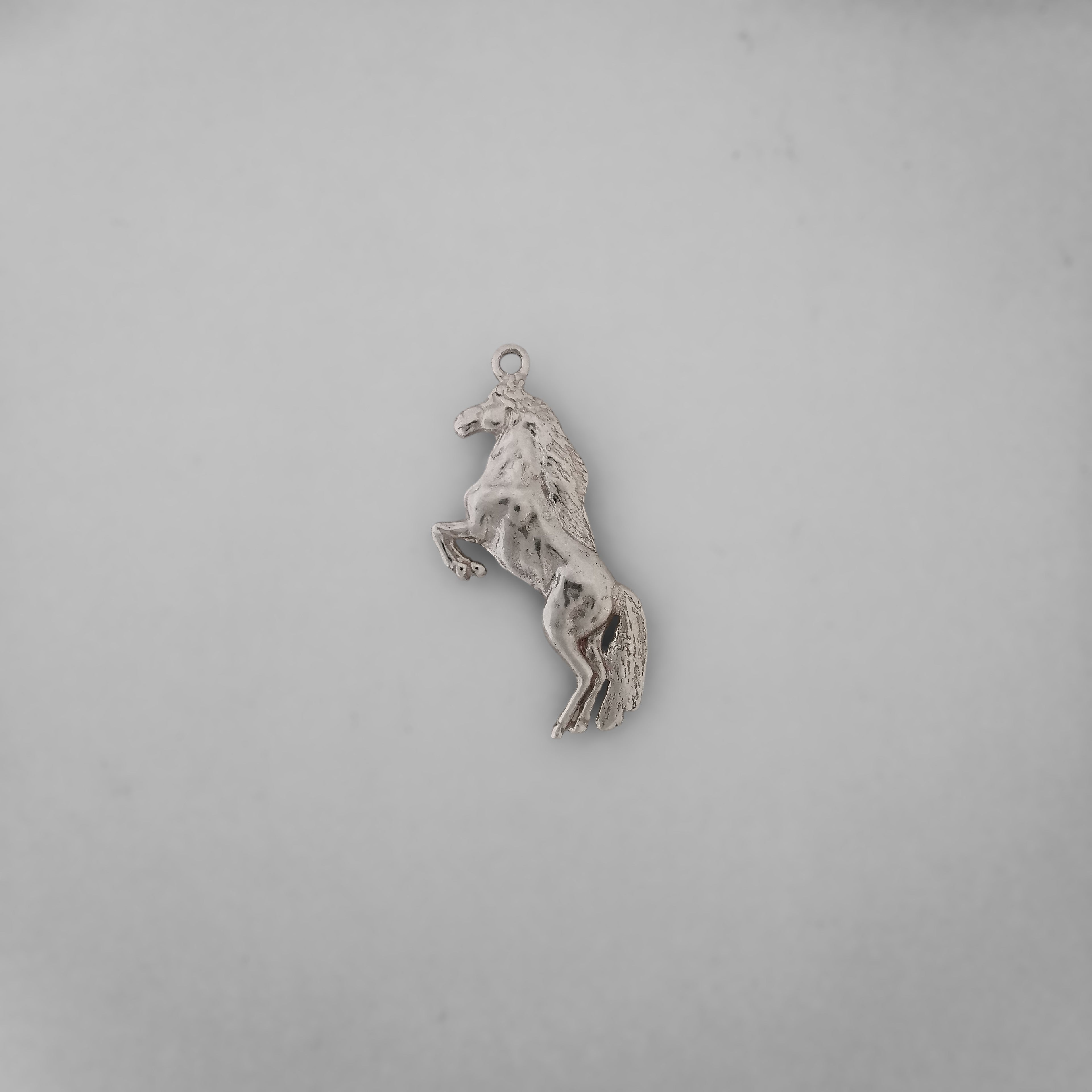 Horse Jewelry Pendant for Men and Women – Silver with Gold Detail 925 Gift – Elegant Sports Accessory for Riders – Necklace
