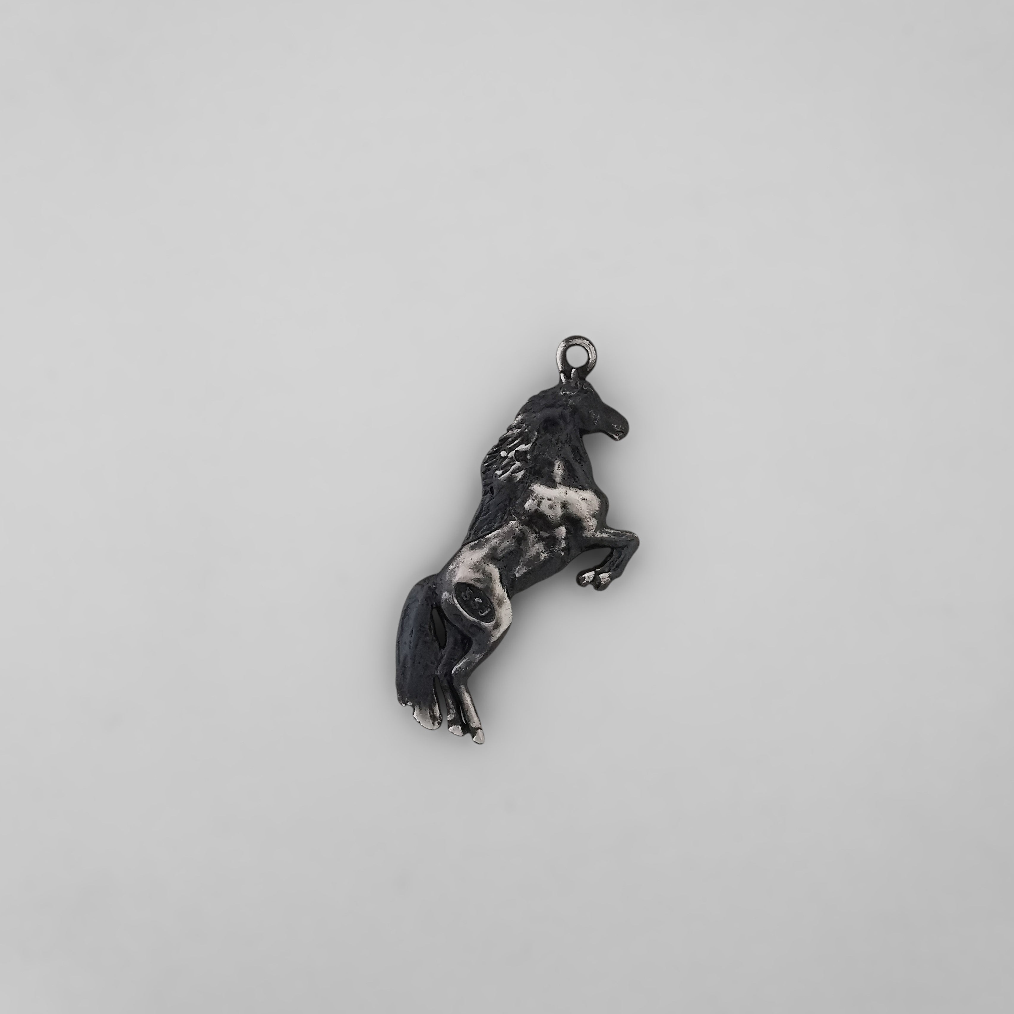 Horse Jewelry Pendant for Men and Women – Silver with Gold Detail 925 Gift – Elegant Sports Accessory for Riders – Necklace