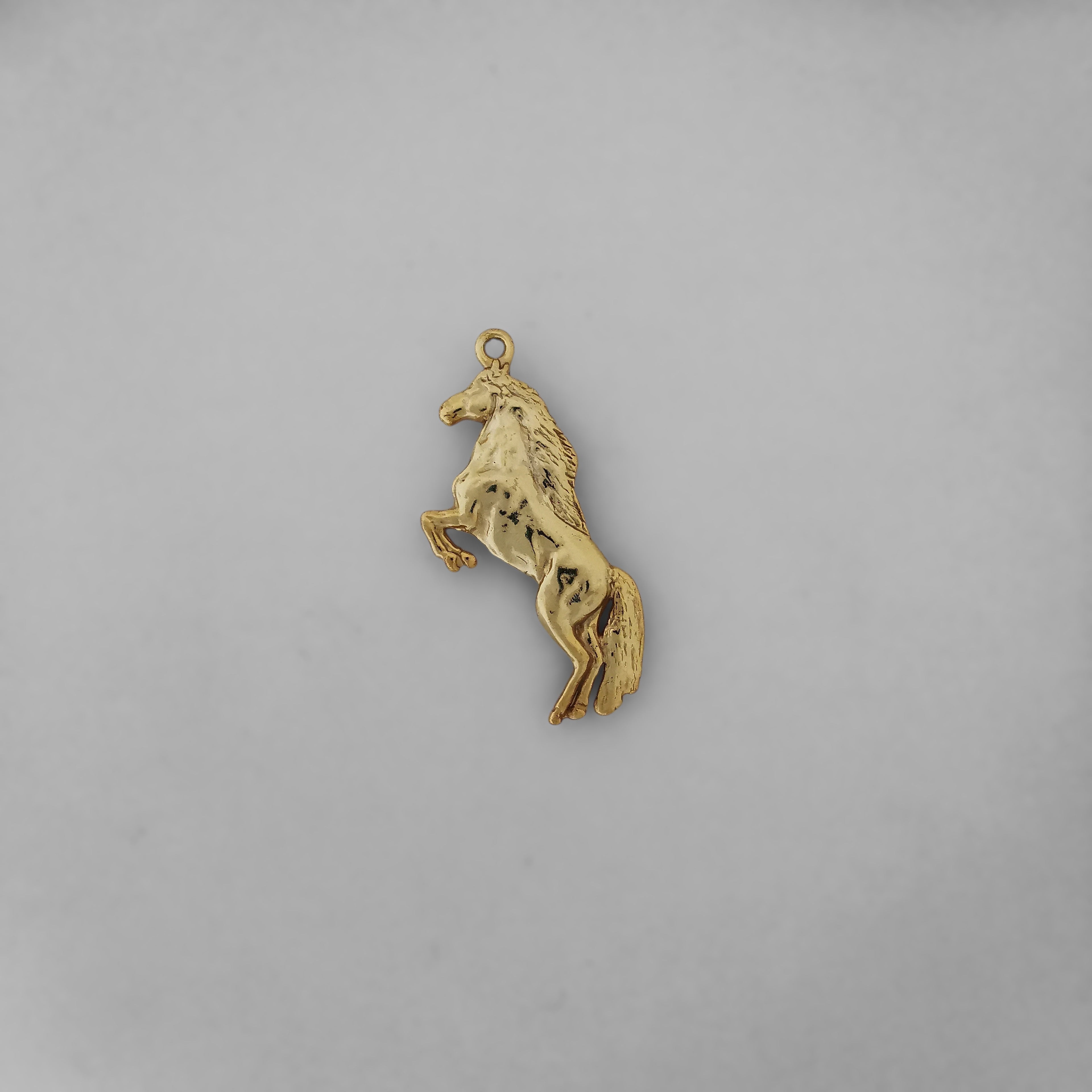 Horse Jewelry Pendant for Men and Women – Silver with Gold Detail 925 Gift – Elegant Sports Accessory for Riders – Necklace