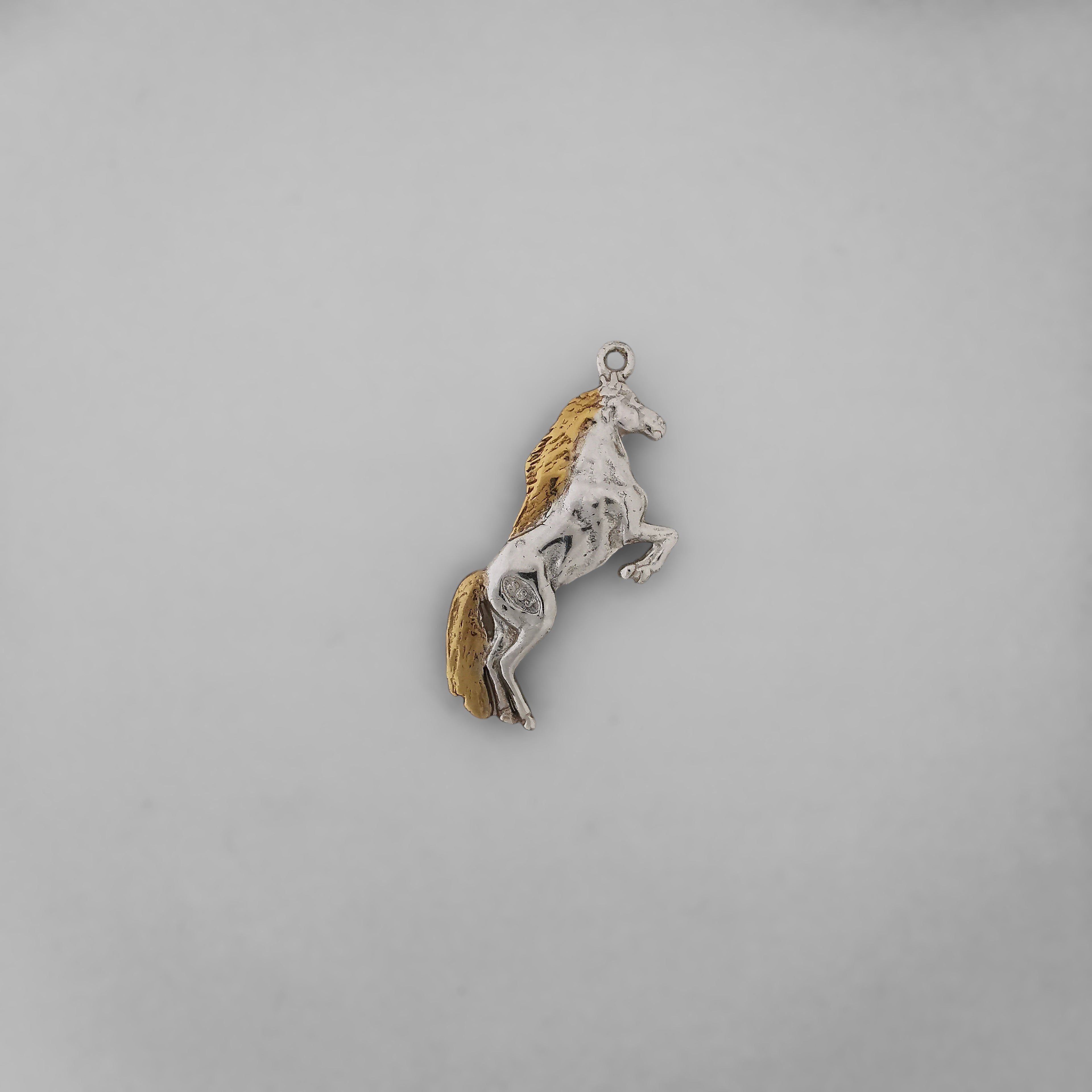 Horse Jewelry Pendant for Men and Women – Silver with Gold Detail 925 Gift – Elegant Sports Accessory for Riders – Necklace