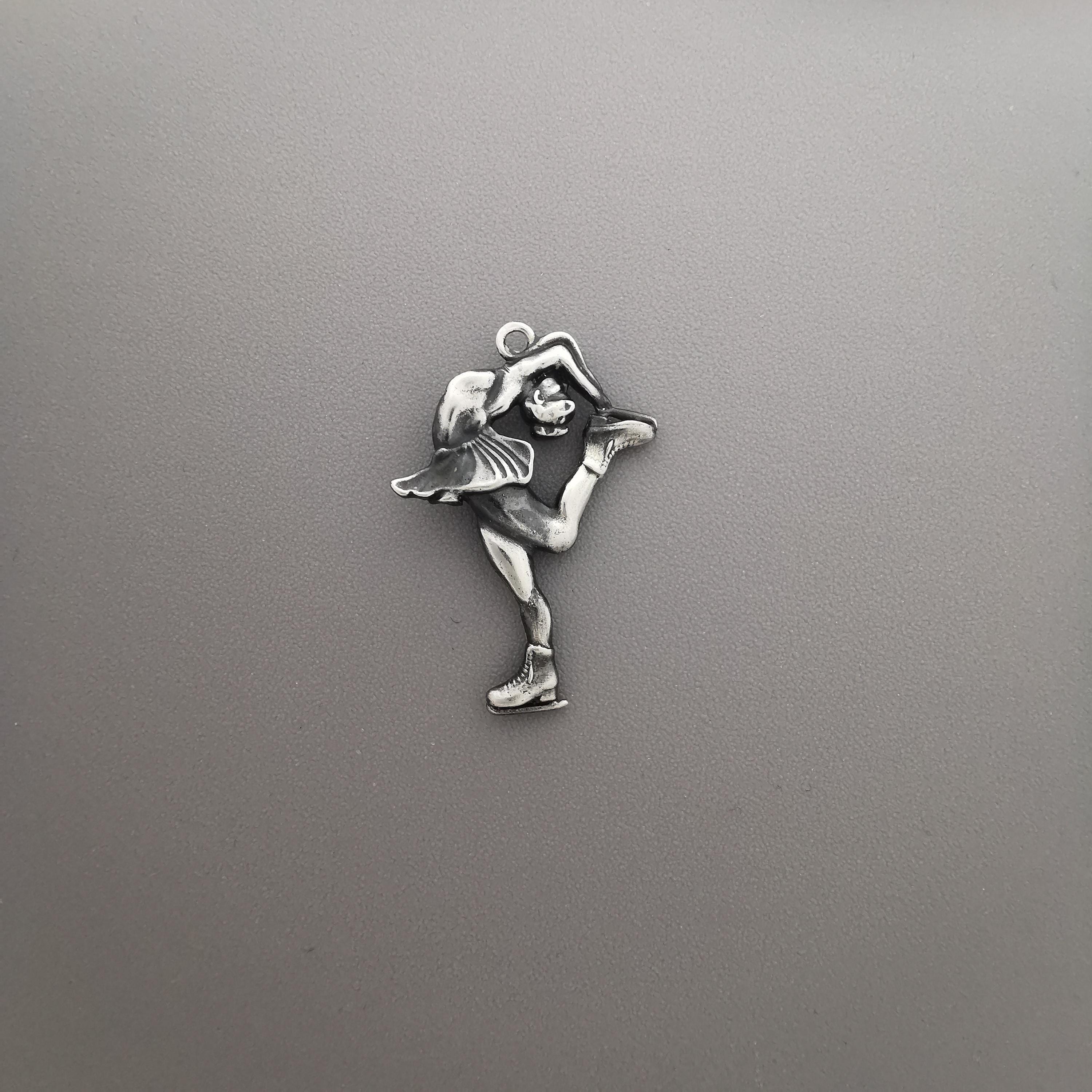 Figure Skating Jewelry Pendant for Women and Teen Girls – Vintage Style 925 Silver Gift – Handcrafted Sports Charm for Skaters – Necklace