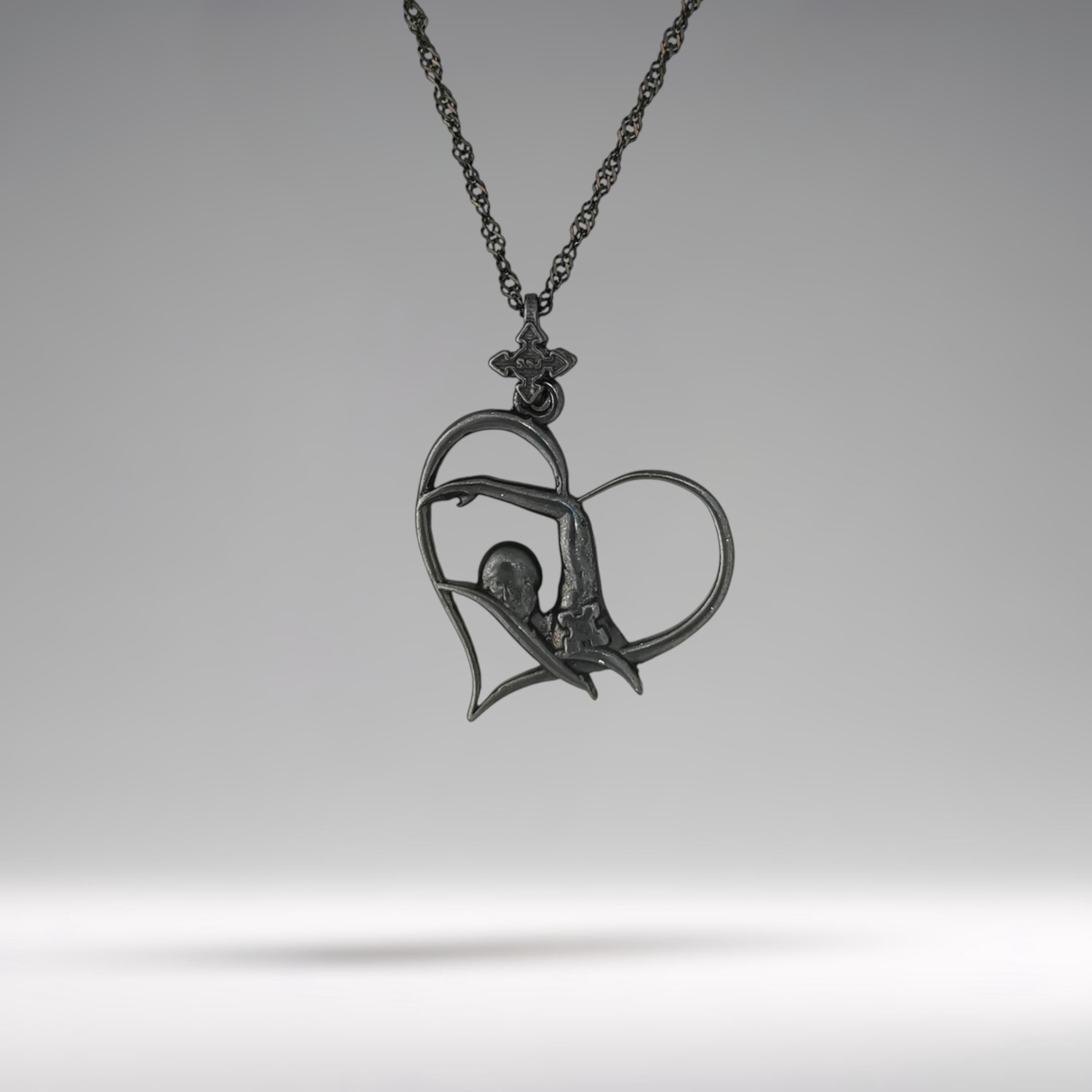 Swimmer Heart Jewelry Pendant for Women – Black 925 Silver Gift – Handcrafted Sports Accessory for Swimmers and Water Sport Fans – Necklace