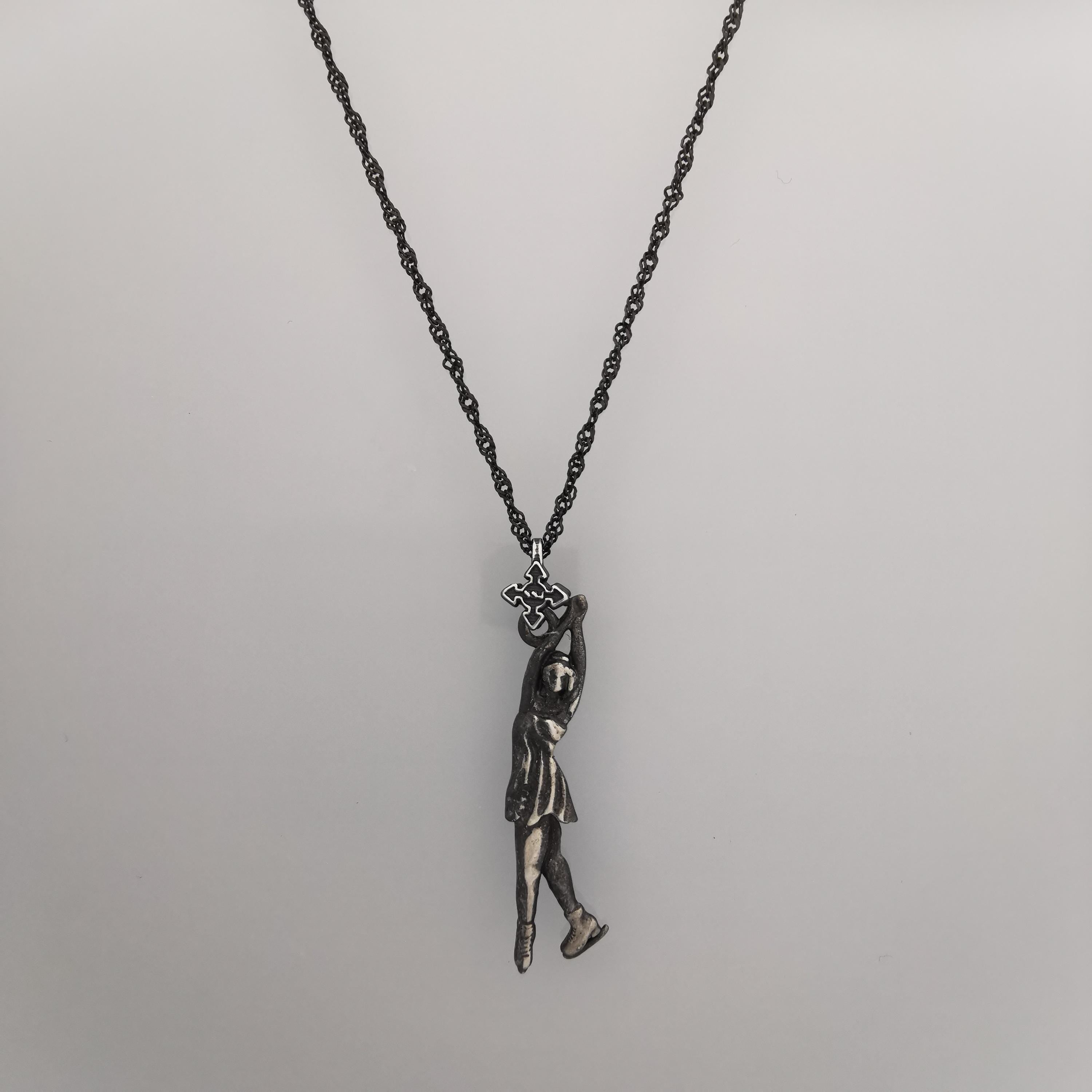 Figure Skating Jewelry Pendant for Women – Vintage Style 925 Silver Gift – Handcrafted Sports Charm for Skaters & Girls – Necklace