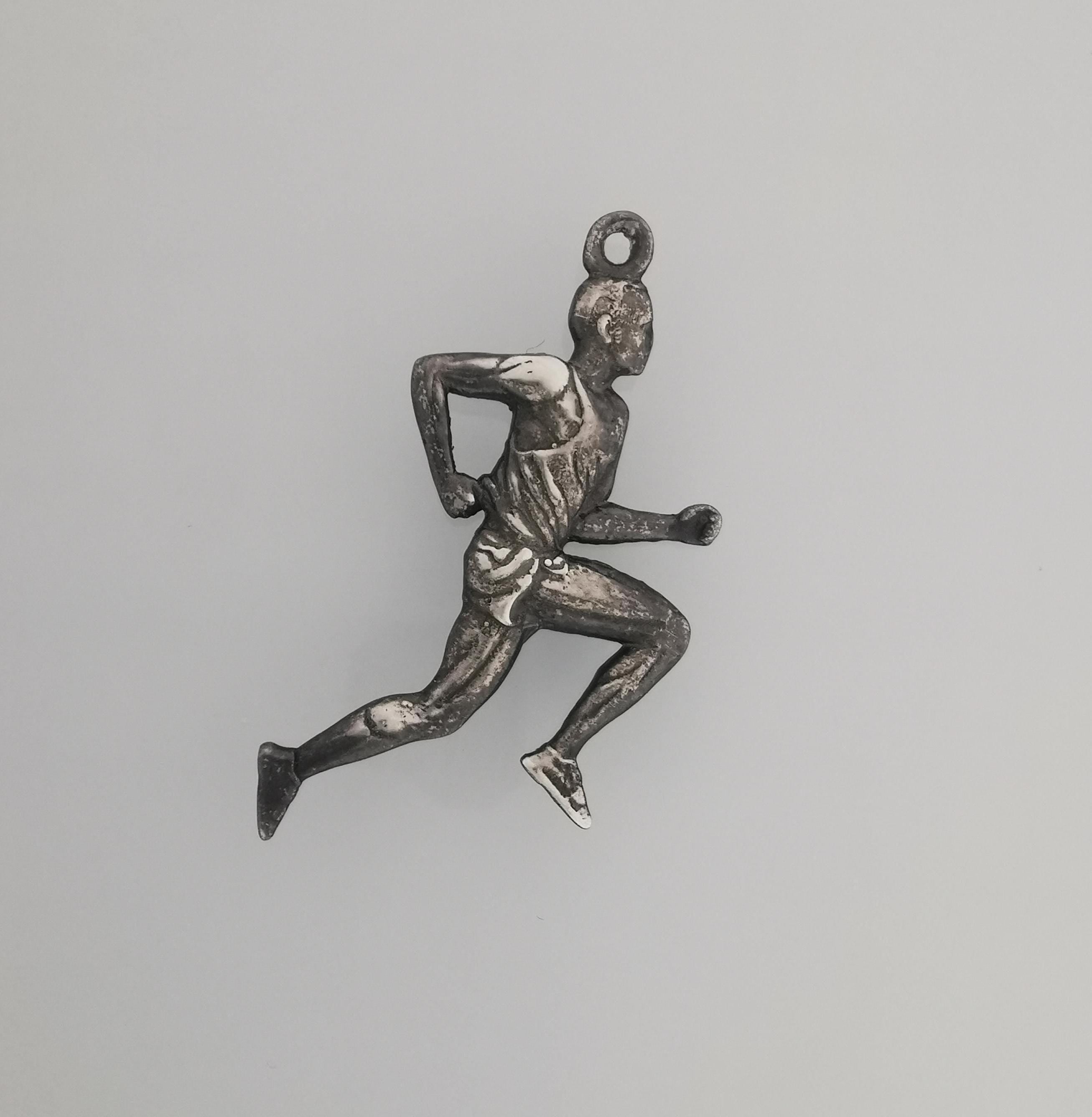 Running Jewelry Pendant for Men – Vintage Style 925 Silver Gift – Handcrafted Sports Accessory for Runners, Coaches & Track Enthusiasts – Necklace
