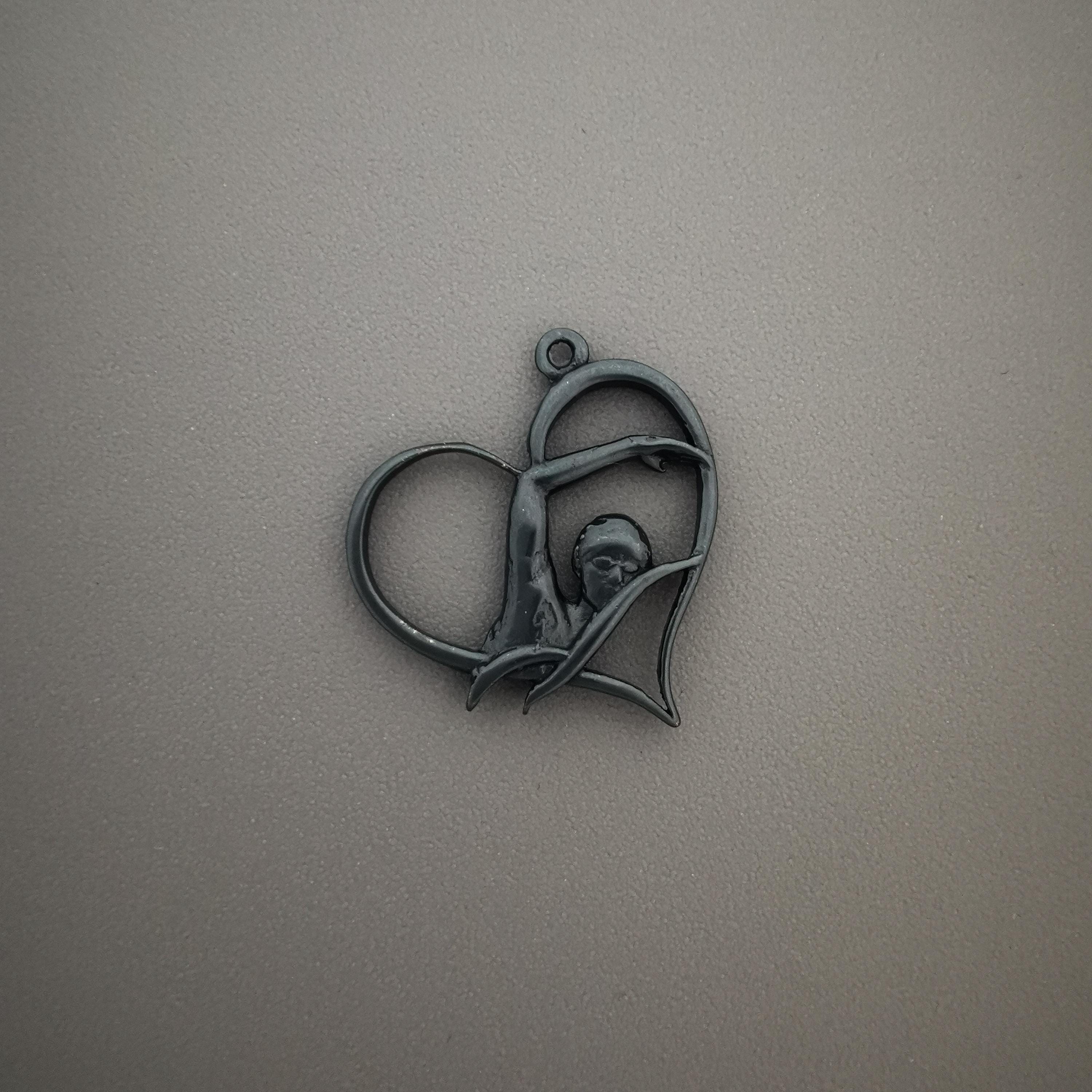 Swimmer Heart Jewelry Pendant for Women – Black 925 Silver Gift – Handcrafted Sports Accessory for Swimmers and Water Sport Fans – Necklace