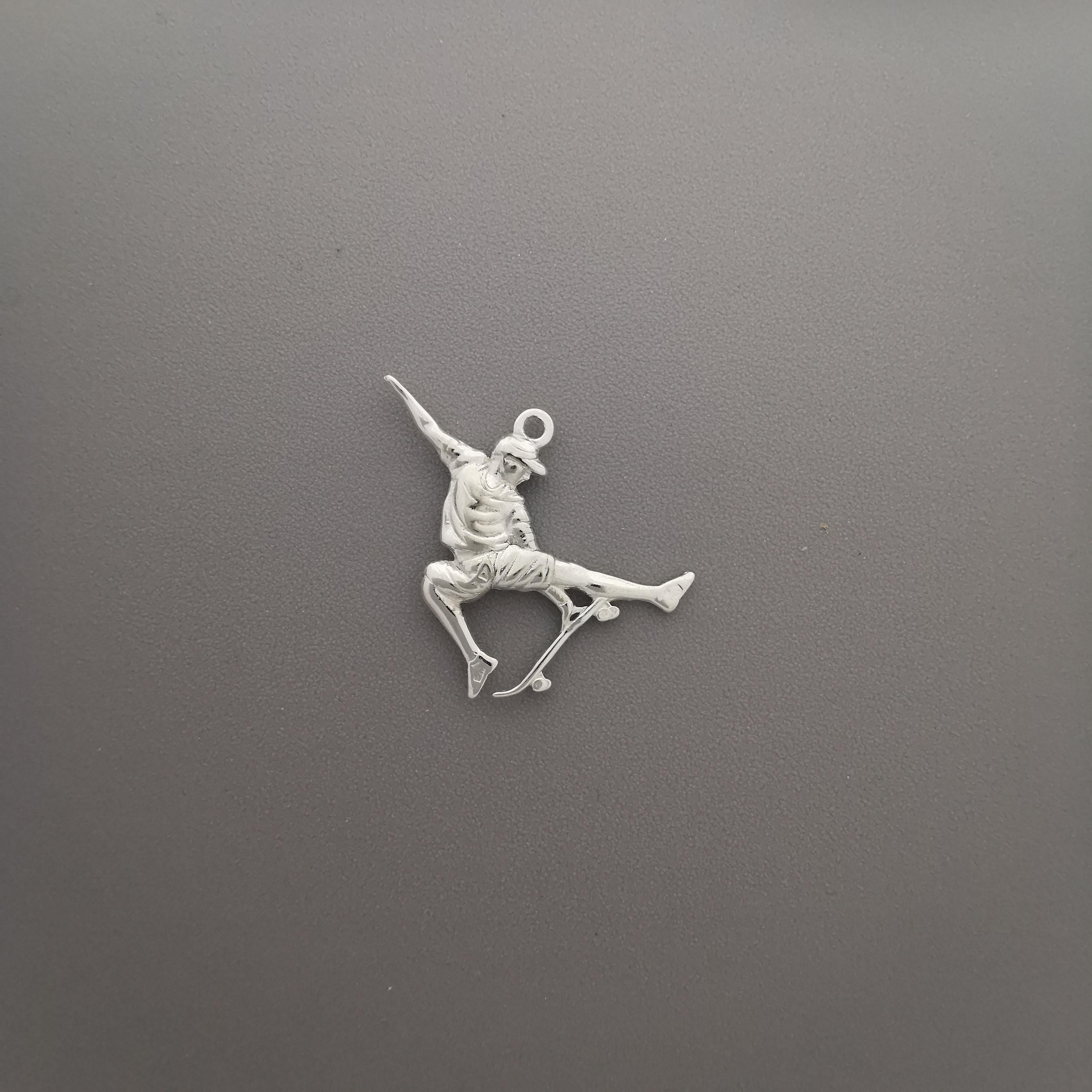 Skateboarding Jewelry Pendant for Men – 925 Sterling Silver Gift – Handcrafted Streetwear Accessory for Skaters and Athletes – Necklace