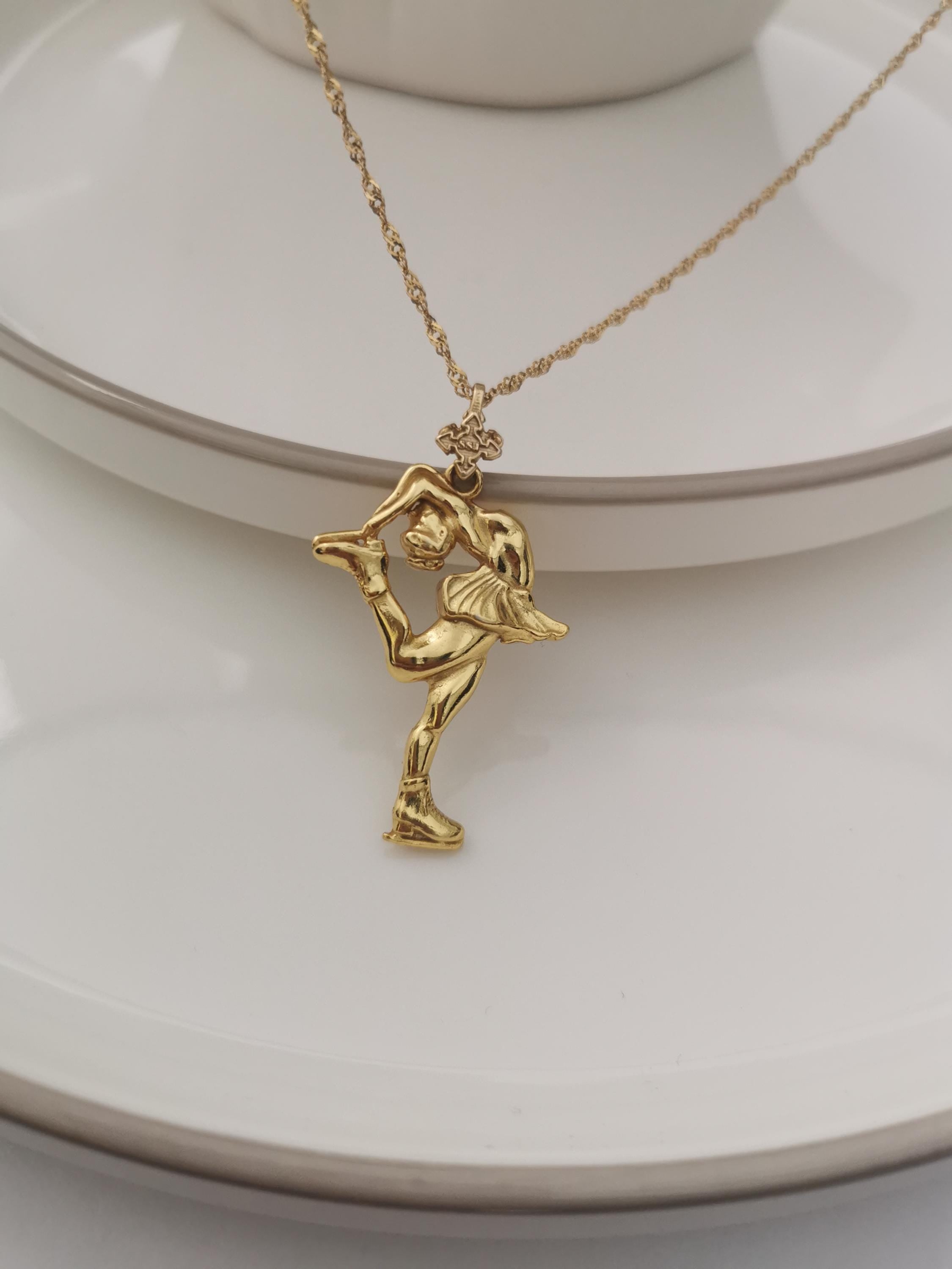 Figure Skating Jewelry Pendant for Women – Gold-Plated 925 Silver Gift – Luxurious Sports Charm for Skaters and Fans – Necklace