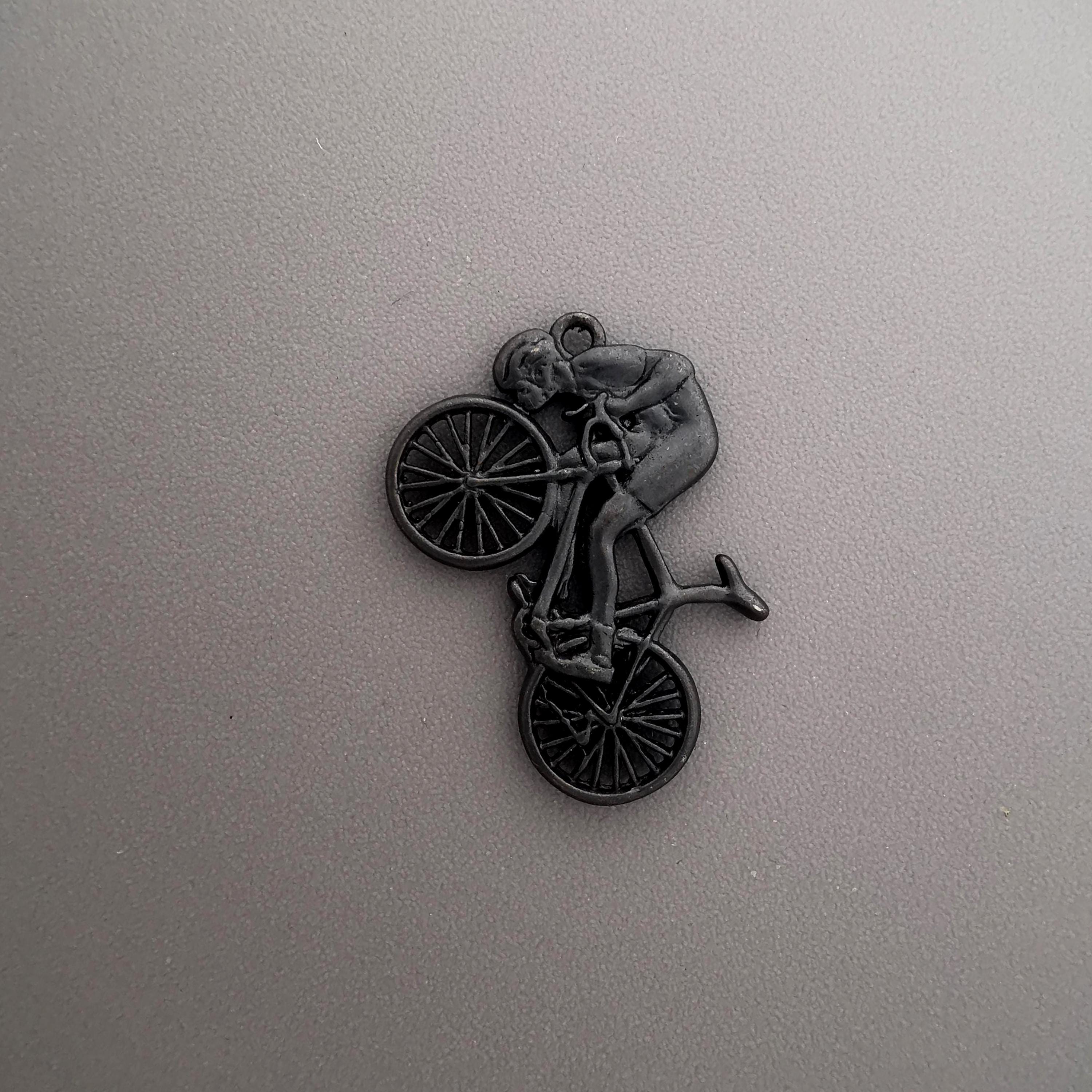 Cycling Jewelry Pendant for Men – Black Oxidized 925 Silver Gift – Handcrafted Sports Accessory for Cyclists and Athletes – Necklace