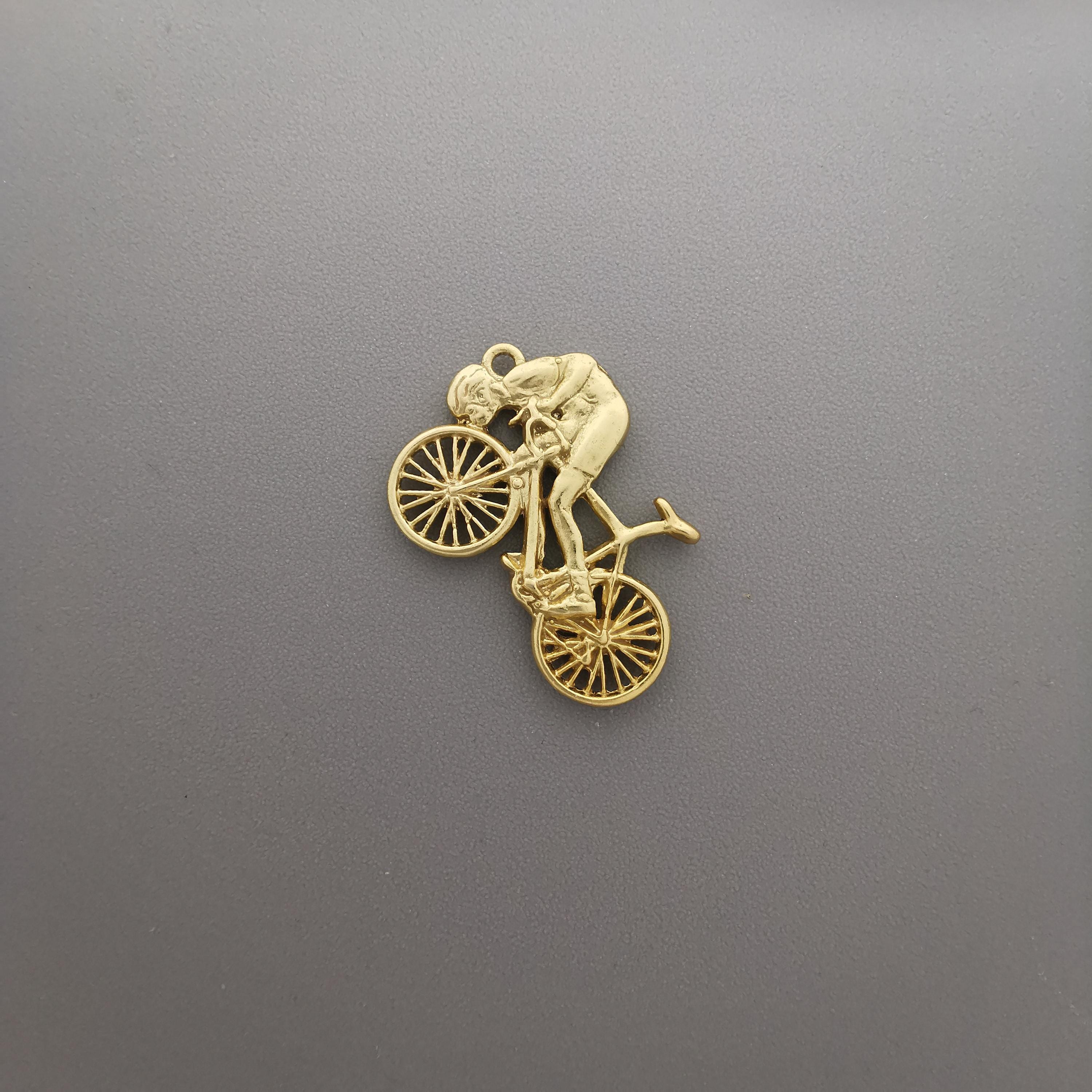 Cycling Jewelry Pendant for Men – Gold-Plated 925 Silver Gift – Handcrafted Sports Accessory for Cyclists and Athletes – Necklace
