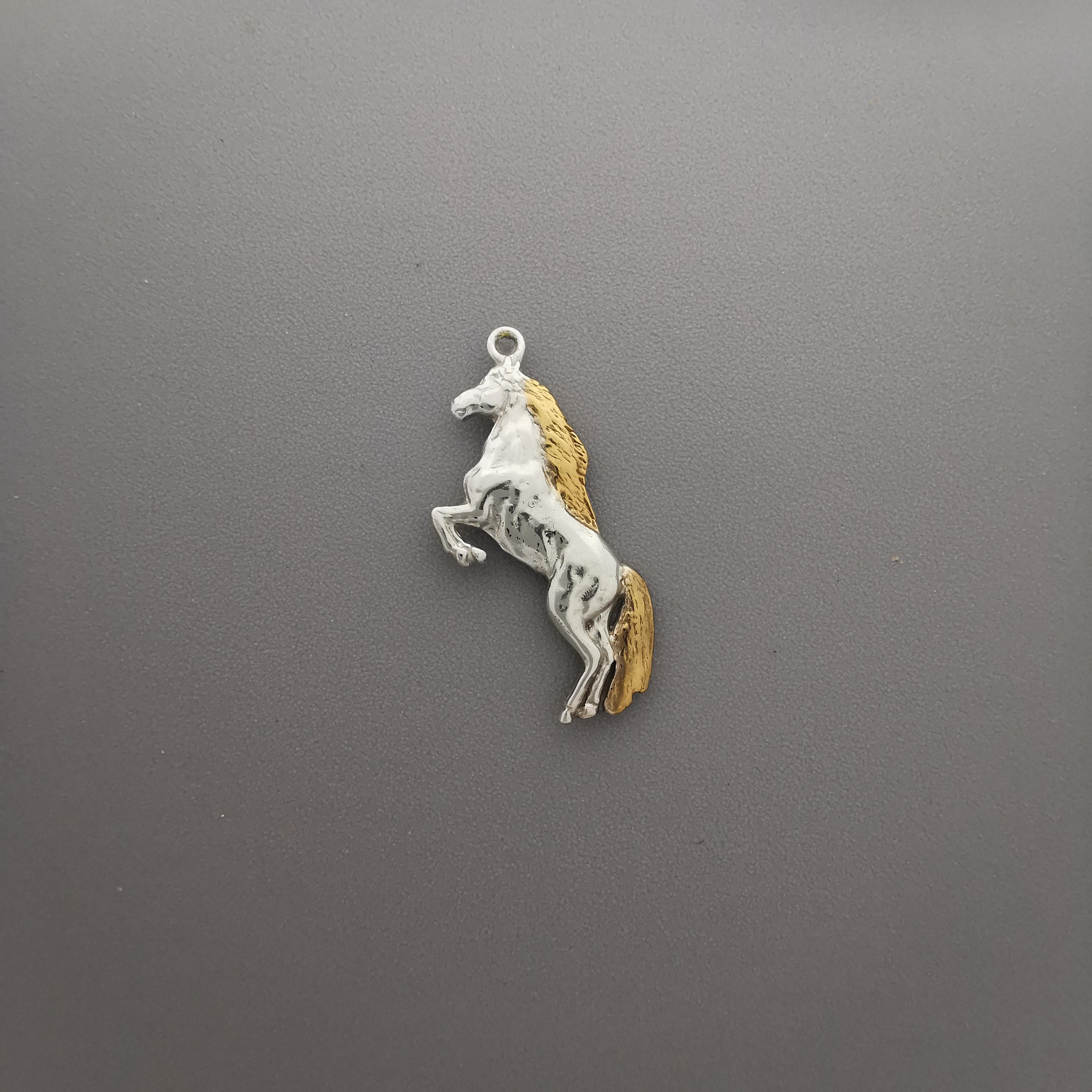 Horse Jewelry Pendant for Men and Women – Silver with Gold Detail 925 Gift – Elegant Sports Accessory for Riders – Necklace