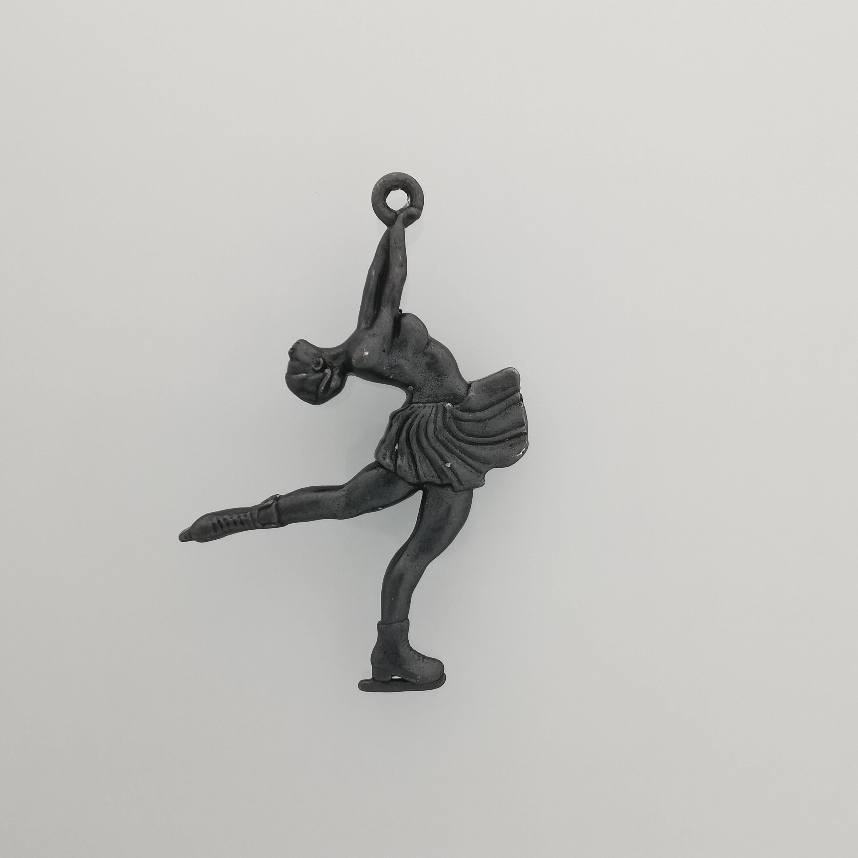 Figure Skating Pendant for Women – Oxidized Black 925 Silver Jewelry Gift – Sport Charm for Skaters & Athletes – Necklace