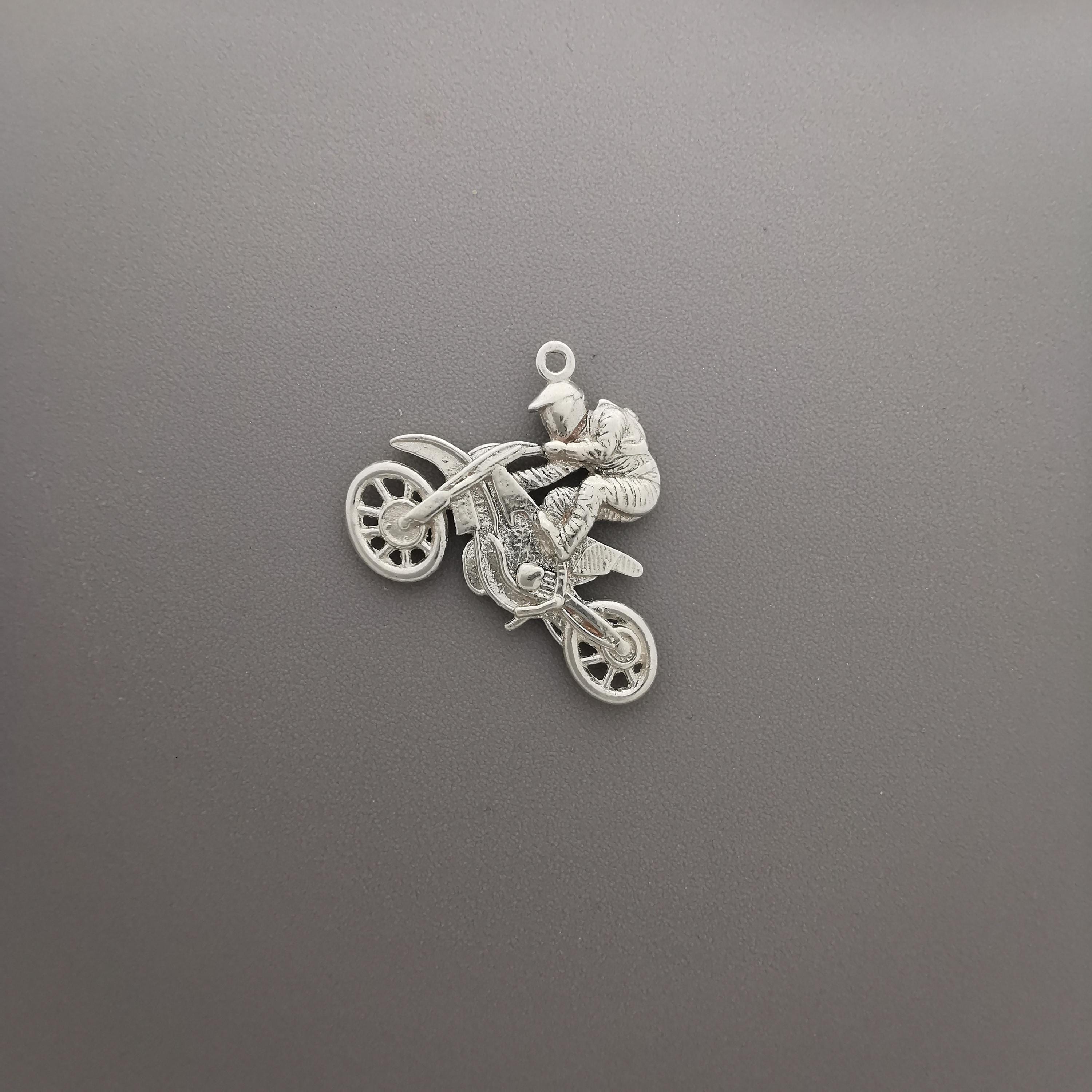 Motocross Jewelry Pendant for Men – Classic Silver 925 Gift – Handcrafted Motorsports Accessory for Riders and Collectors – Necklace