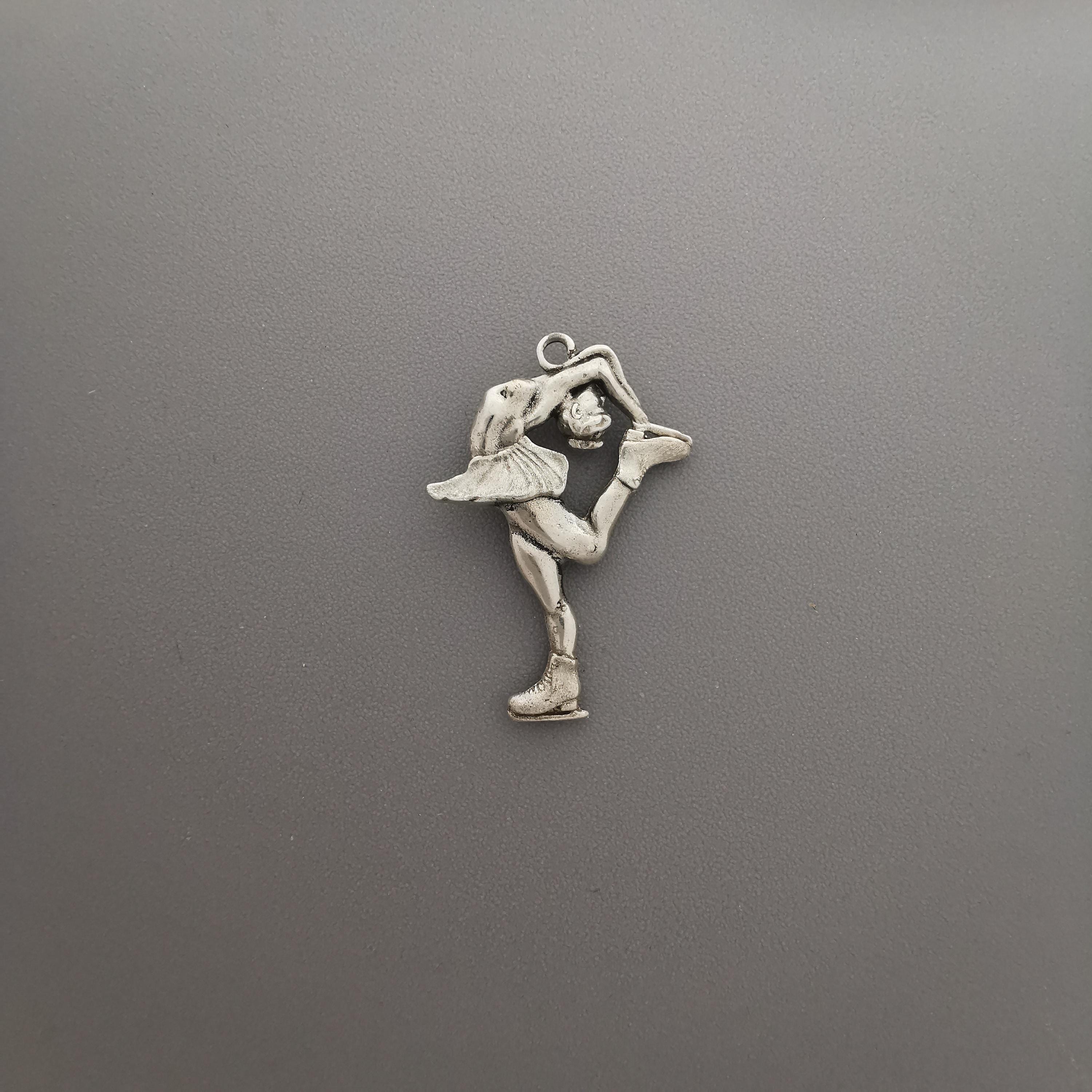Figure Skating Jewelry Pendant for Women – Classic Silver 925 Gift – Handcrafted Sports Charm for Skaters and Fans – Necklace