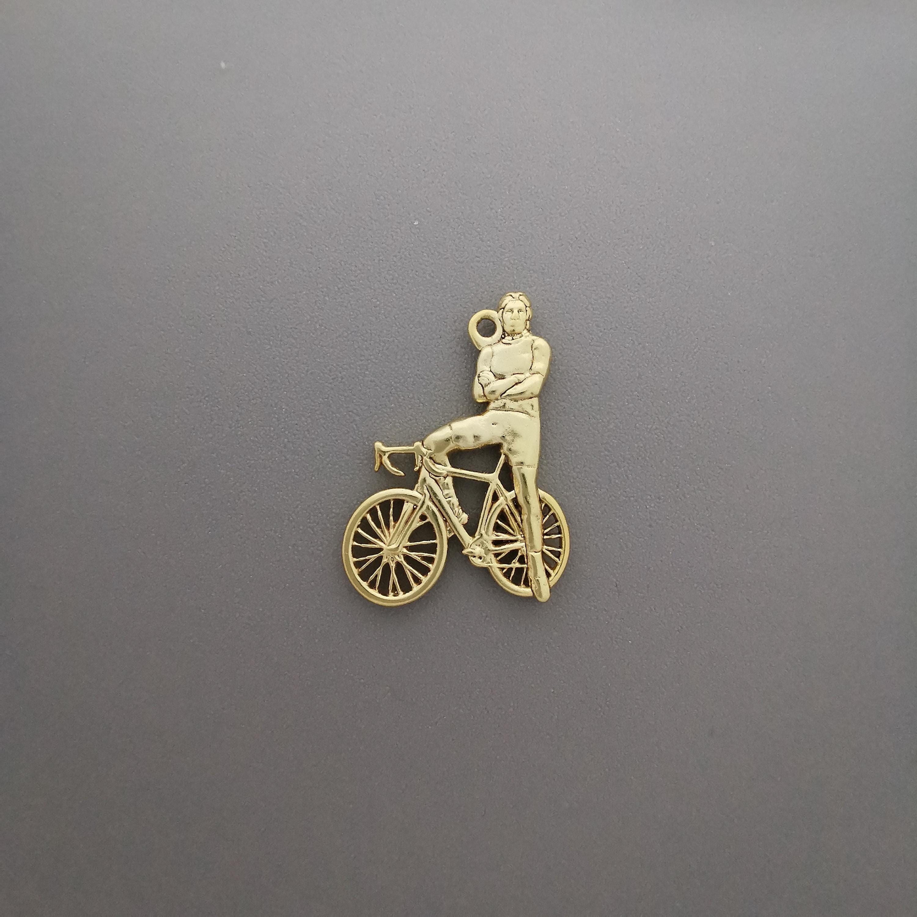 Cycling Jewelry Pendant for Men – Gold-Plated 925 Silver Gift – Sports Accessory for Cyclists and Bike Riders – Necklace