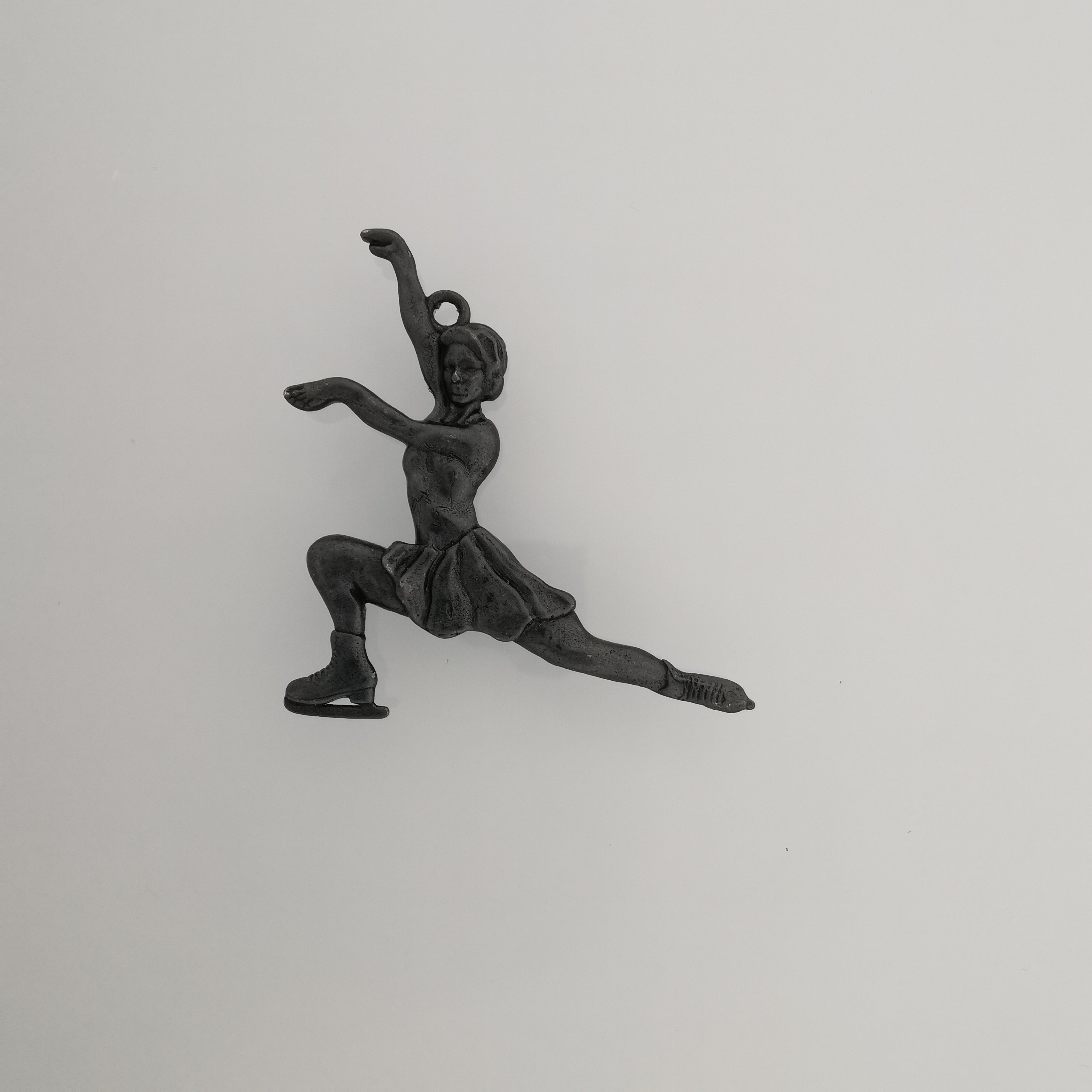 Figure Skating Pendant for Women – Gold-Plated 925 Silver Jewelry Gift – Sports Charm for Skaters & Fans – Necklace