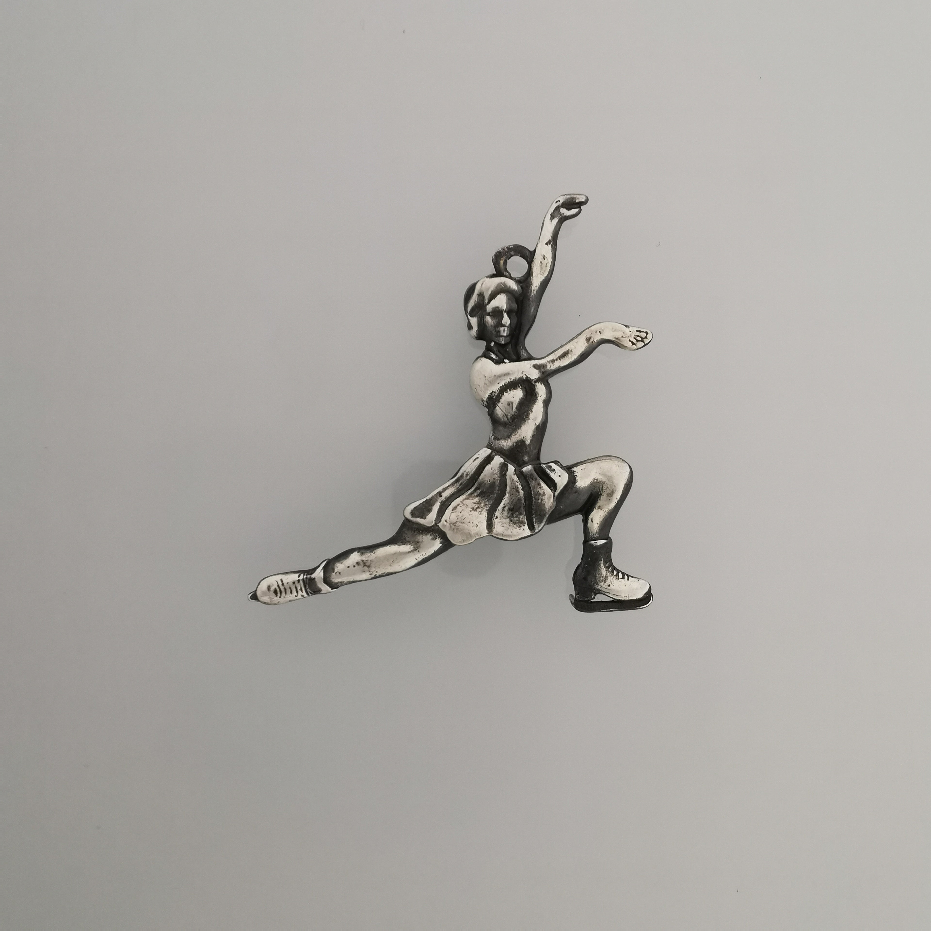 Figure Skating Pendant for Women – Gold-Plated 925 Silver Jewelry Gift – Sports Charm for Skaters & Fans – Necklace