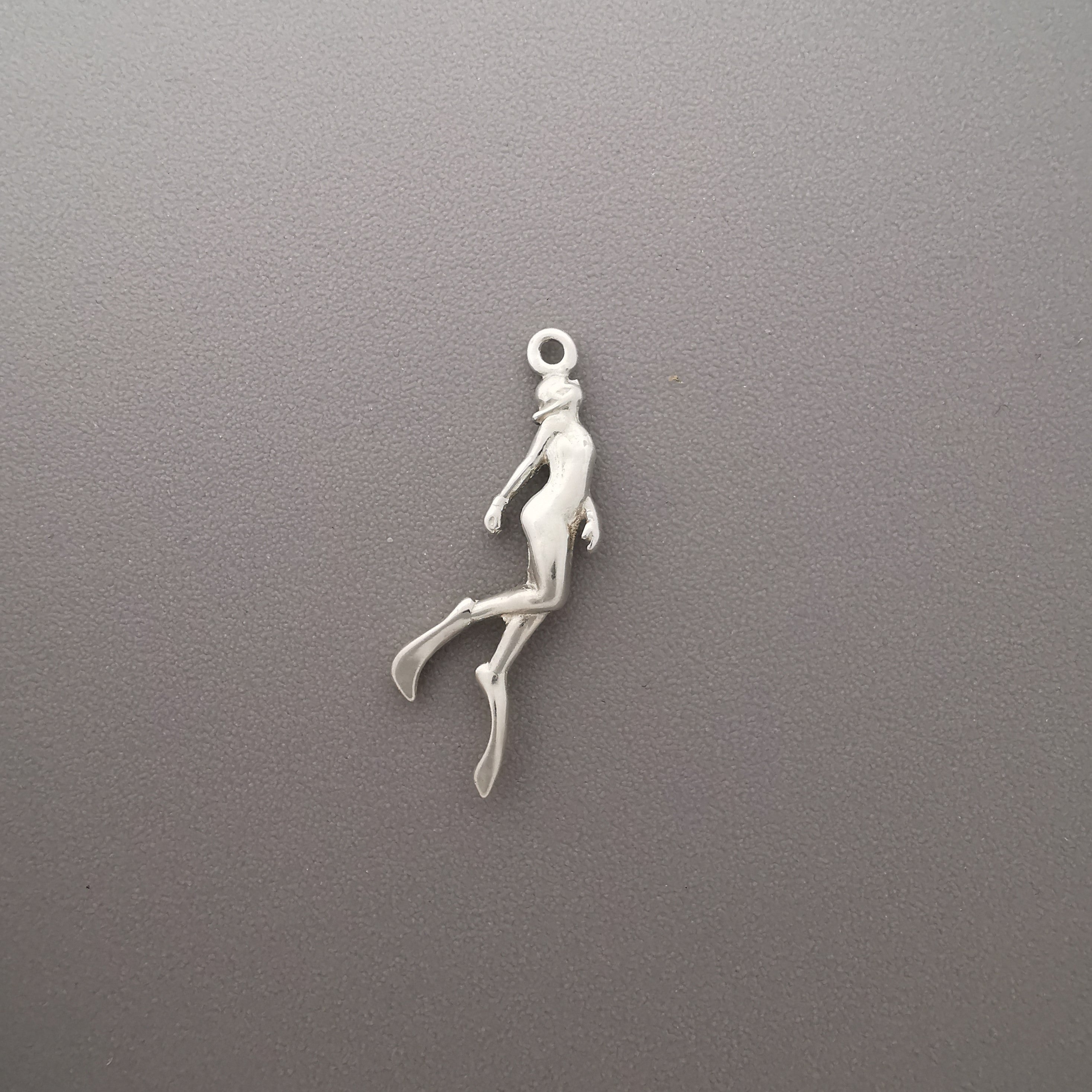 Diving Jewelry Pendant for Women – Oxidized Black 925 Silver Gift – Sports Accessory for Swimmers and Diver Girls – Necklace